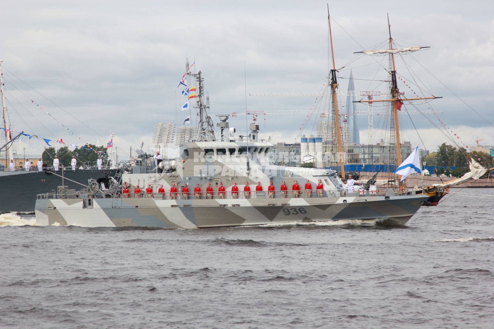 Санкт-Петербург. Противодиверсионный катер П-421 `Юнармеец Беломорья` на Главном военно-морском параде в честь Дня Военно-морского флота России.