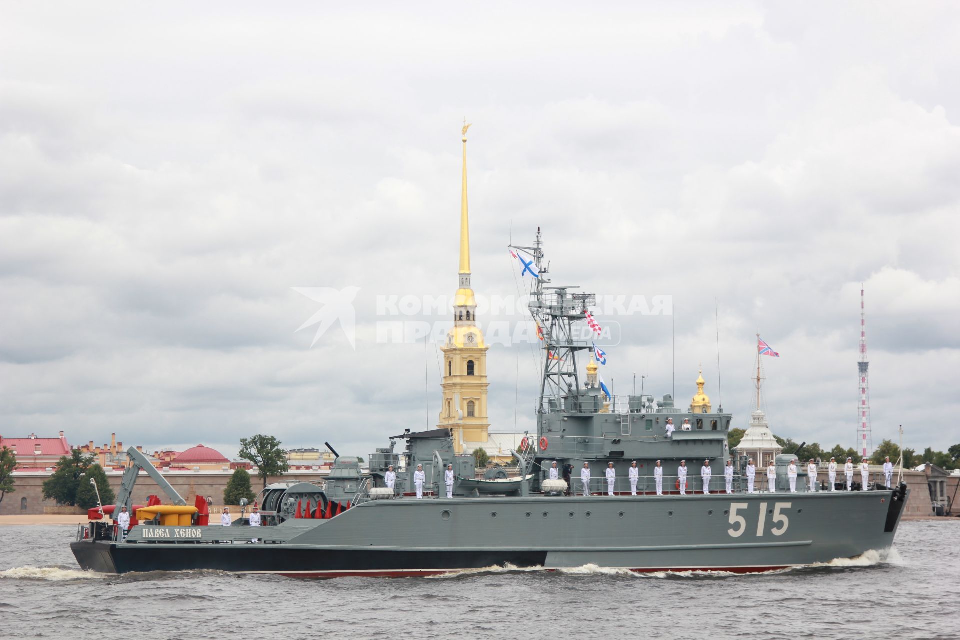 Санкт-Петербург. Базовый тральщик `Павел Хенов` на Главном военно-морском параде в честь Дня Военно-морского флота России.