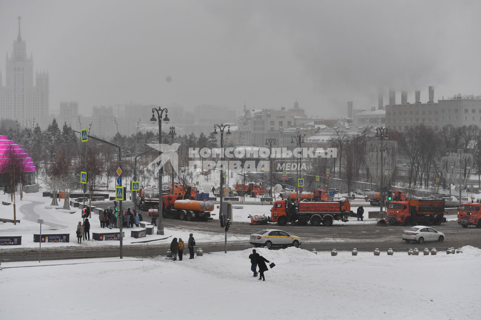 Москва.   Снегоуборочная техника на Васильевском спуске у  парка Зарядье.