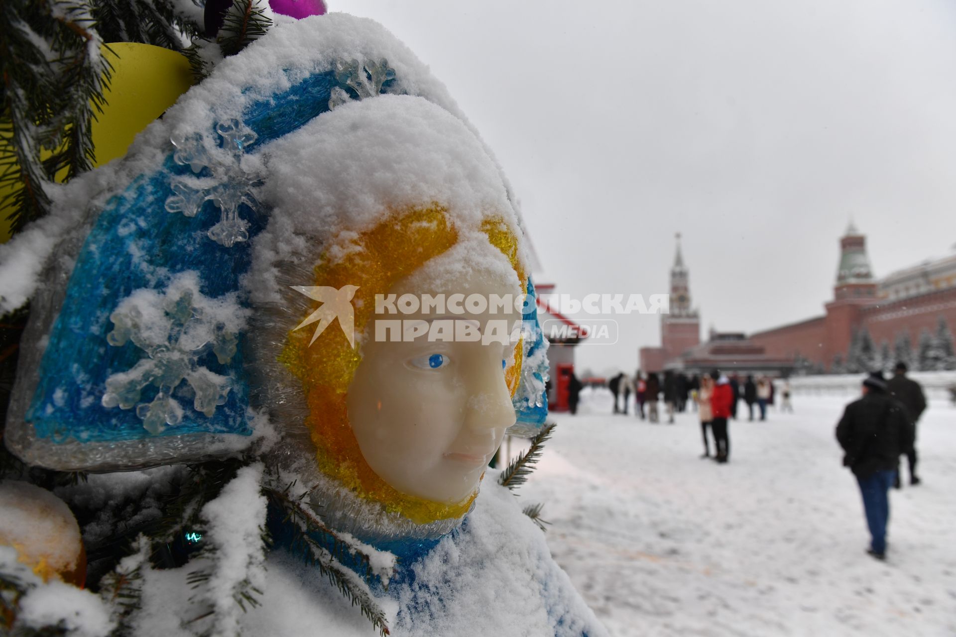 Москва.   Фигура Снегурочки  на Красной площади.