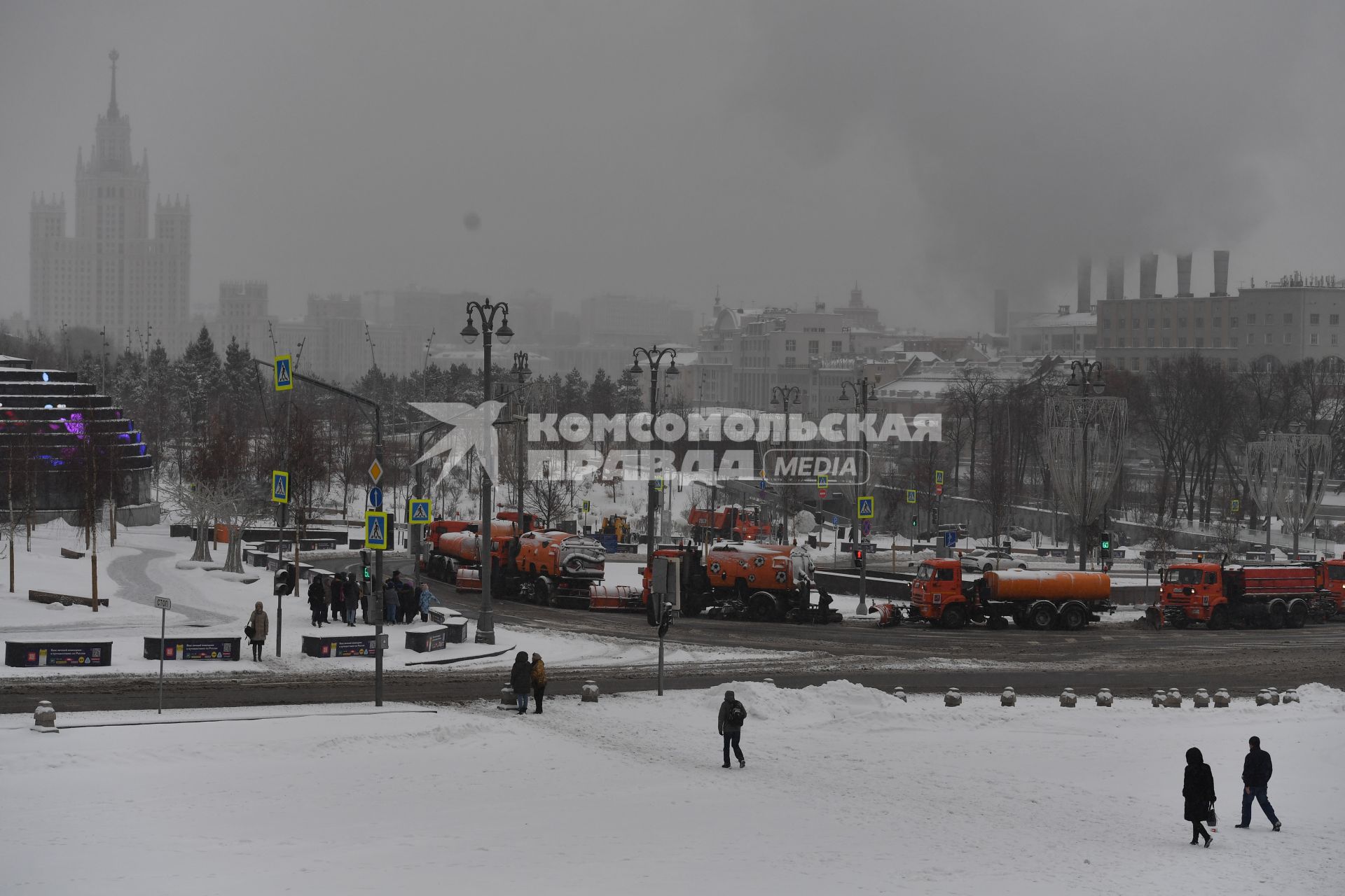 Москва.   Снегоуборочная техника на Васильевском спуске у  парка Зарядье.