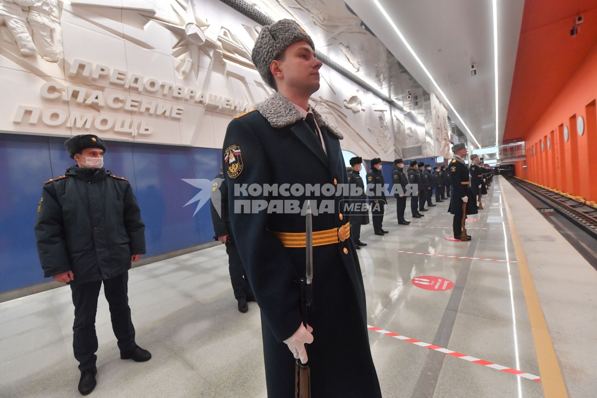 Москва. Сотрудники МЧС на станции метро `Давыдково` Большой кольцевой линии (БКЛ) во время церемонии открытия.