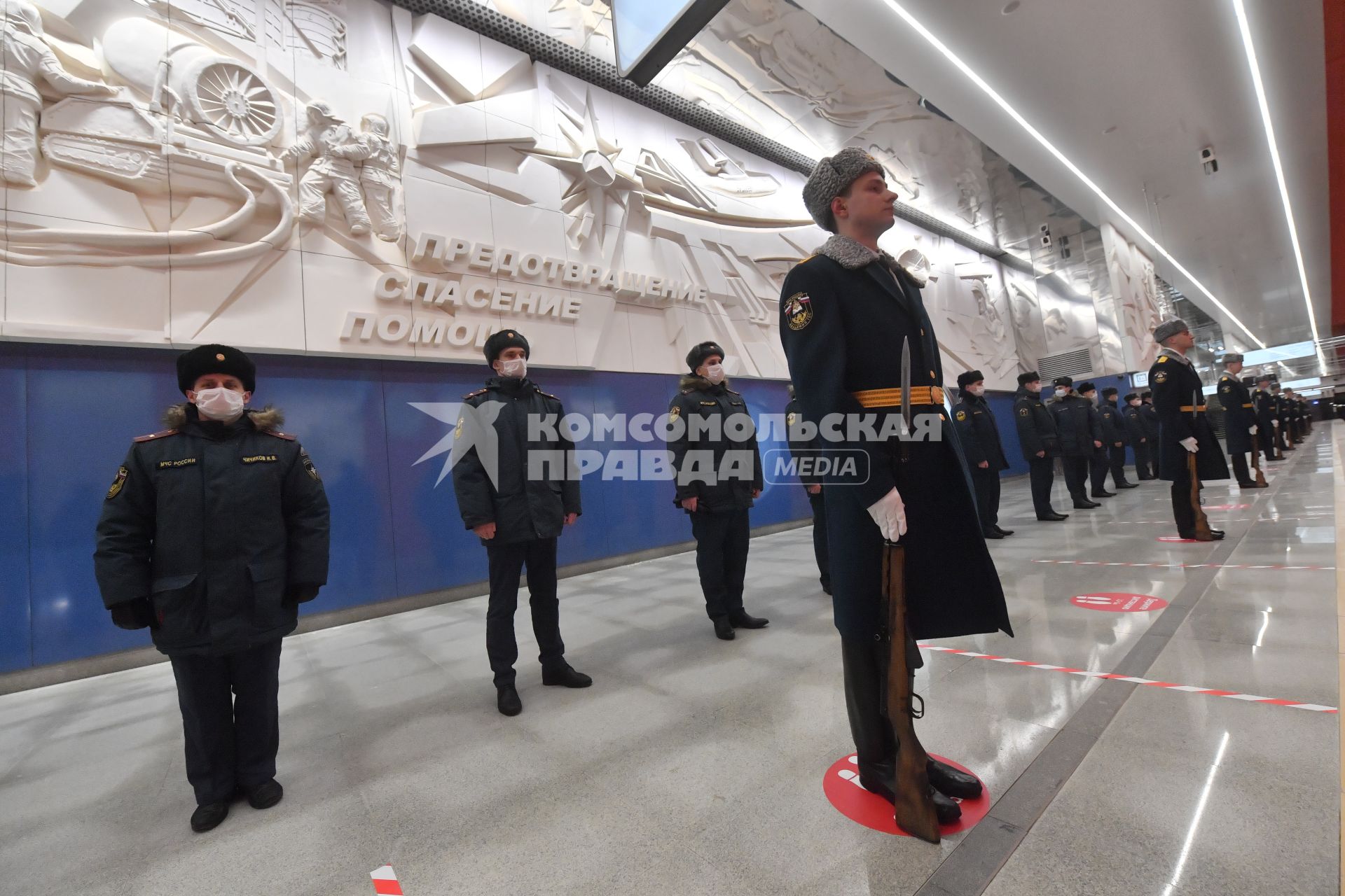 Москва. Сотрудники МЧС на станции метро `Давыдково` Большой кольцевой линии (БКЛ) во время церемонии открытия.