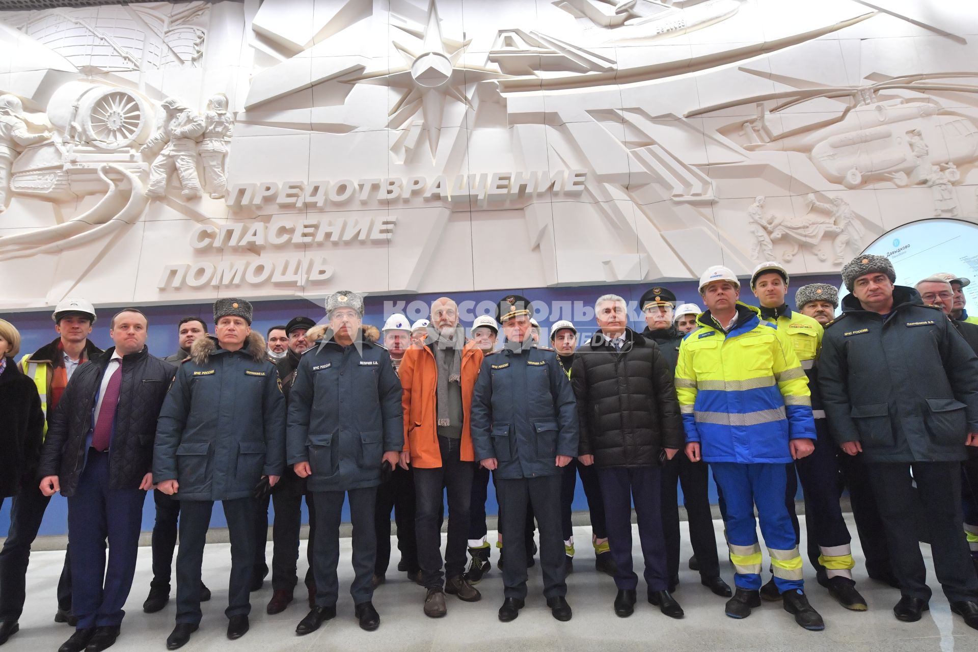 Москва. Заместитель министра МЧС Анатолий Супруновский (четвертый слева), начальник Управления инвестиций и строительствана МЧС Сергей Величев (пятый слева), скульптор Салават Щербаков (шестой слева), врио главы МЧС РФ Александр Чуприян (в центре), статс-секретарь-заместитель министра МЧС РФ Алексей Серко (шестой справа) и руководитель строительства Дирекции метро -1 АО `Мосинжпроект` Роман Модин (пятый справа) на церемонии открытия станции метро `Давыдково` Большой кольцевой линии (БКЛ).