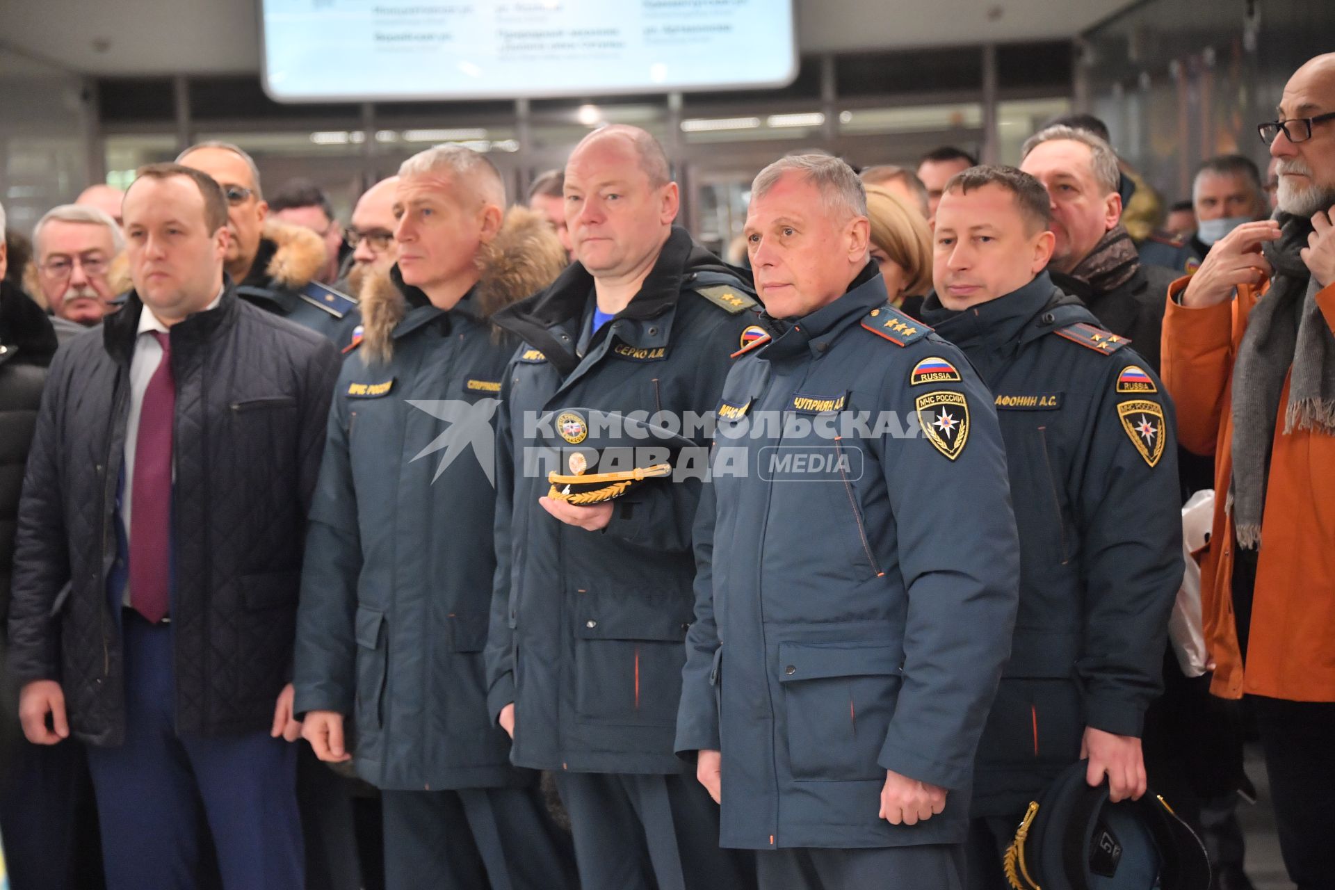 Москва. Врио главы МЧС РФ Александр Чуприян (второй справа) и статс-секретарь-заместитель министра МЧС РФ Алексей Серко (третий справа) на церемонии открытия станции метро `Давыдково` Большой кольцевой линии (БКЛ).