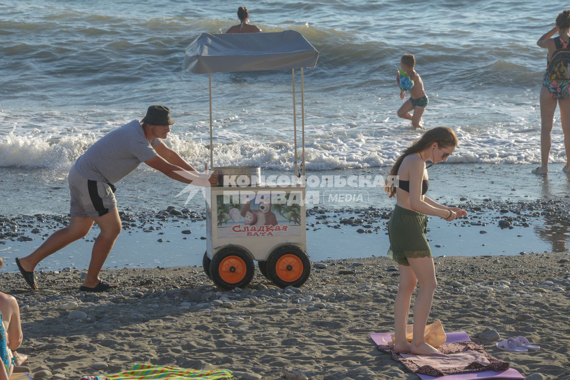 Сочи. Продавец сладкой ваты на пляже Черного моря.