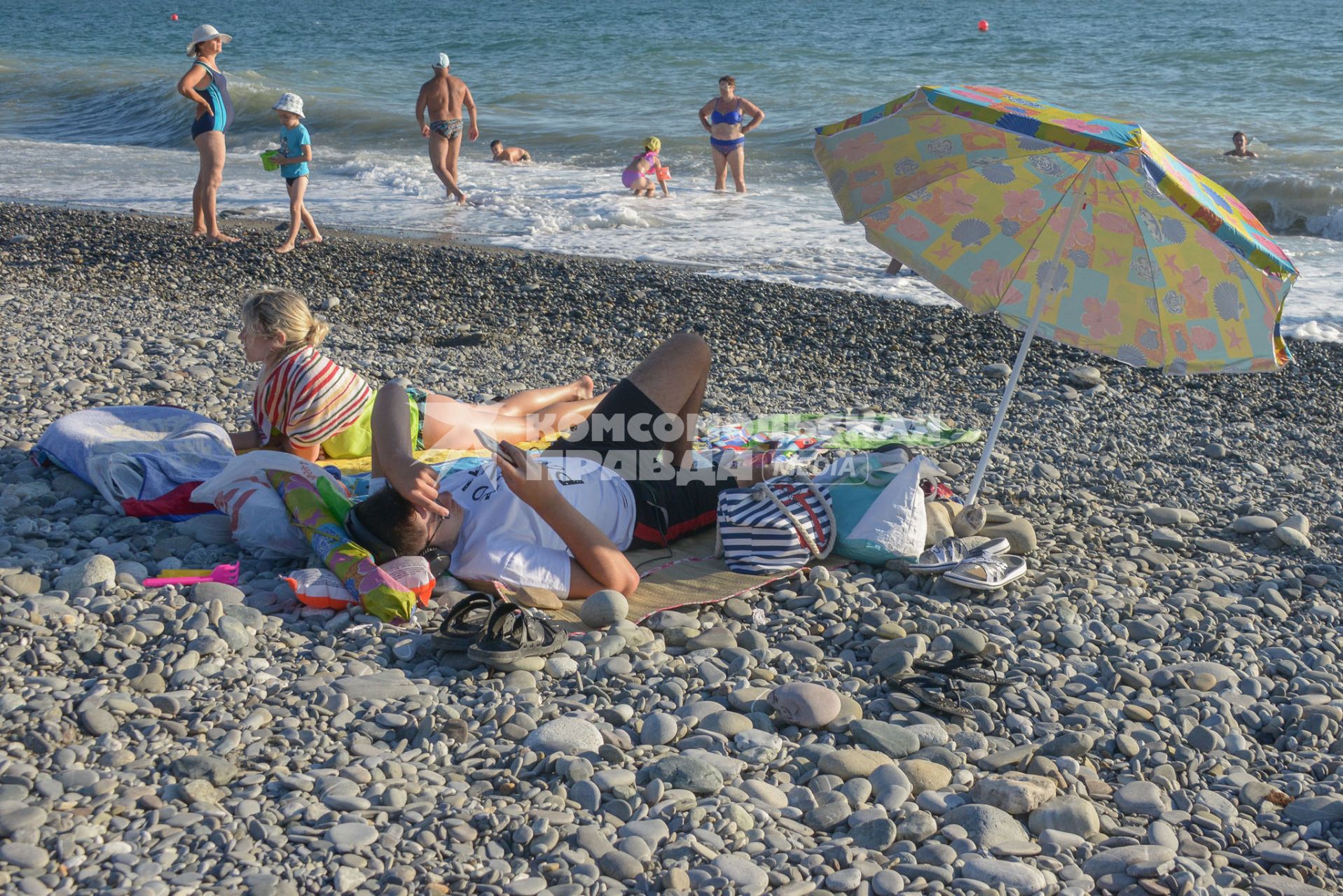 Сочи. Отдыхающие на пляже Черного моря.