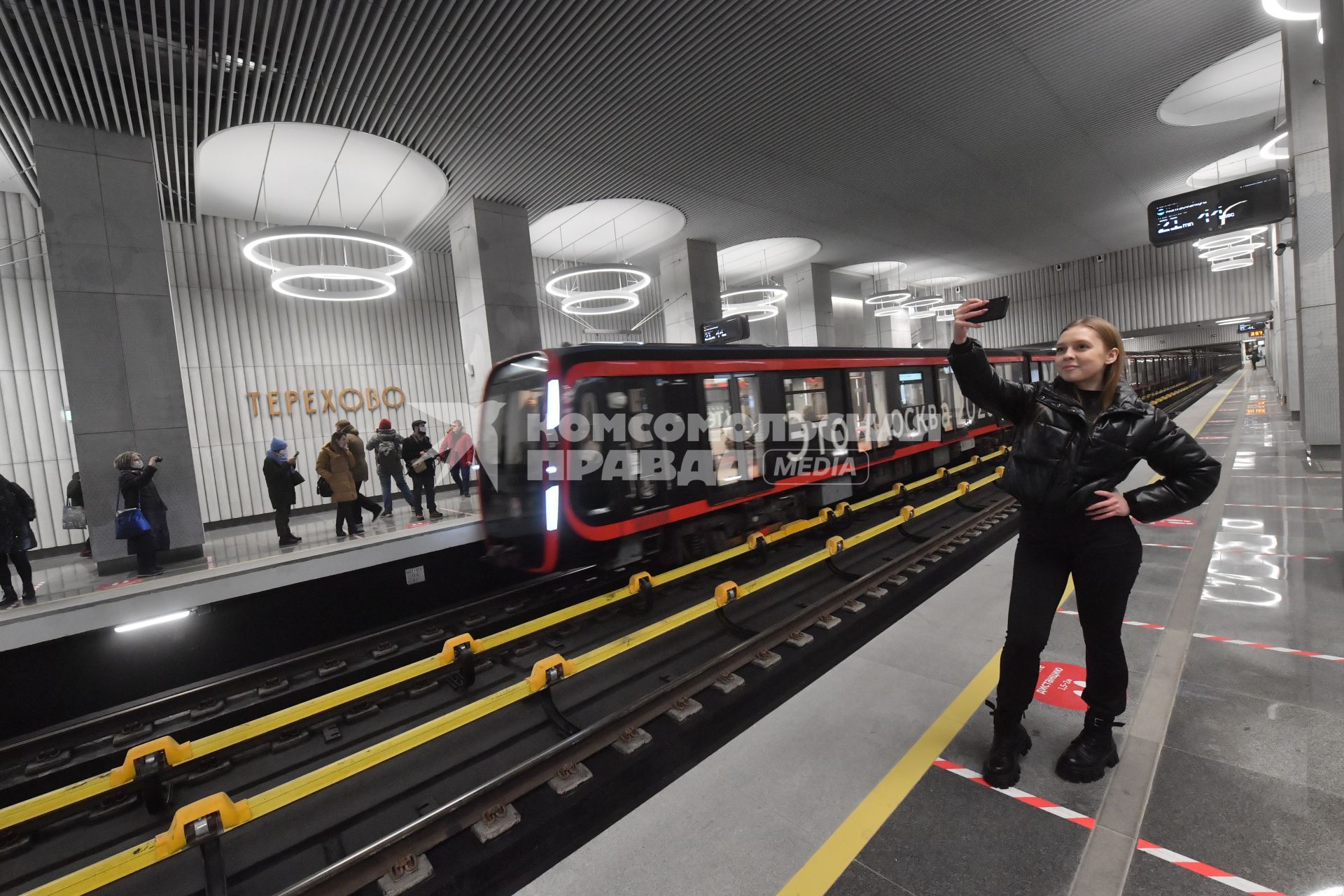 Москва. Девушка делает селфи на станции метро `Терехово` Большой кольцевой линии (БКЛ), открывшейся во время запуска пассажирского движения на новых станциях БКЛ.