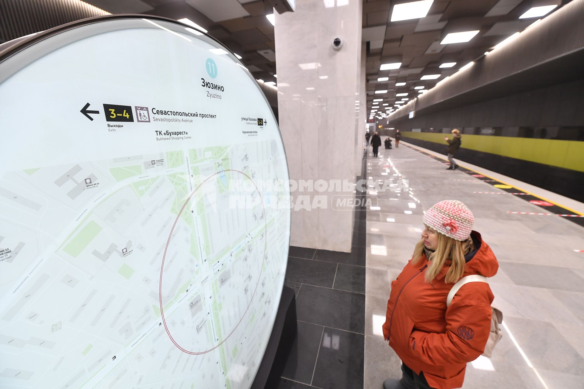 Москва.  Пассажиры на станции \"Зюзино\" южного участка Большой кольцевой линии (БКЛ) московского метрополитена.