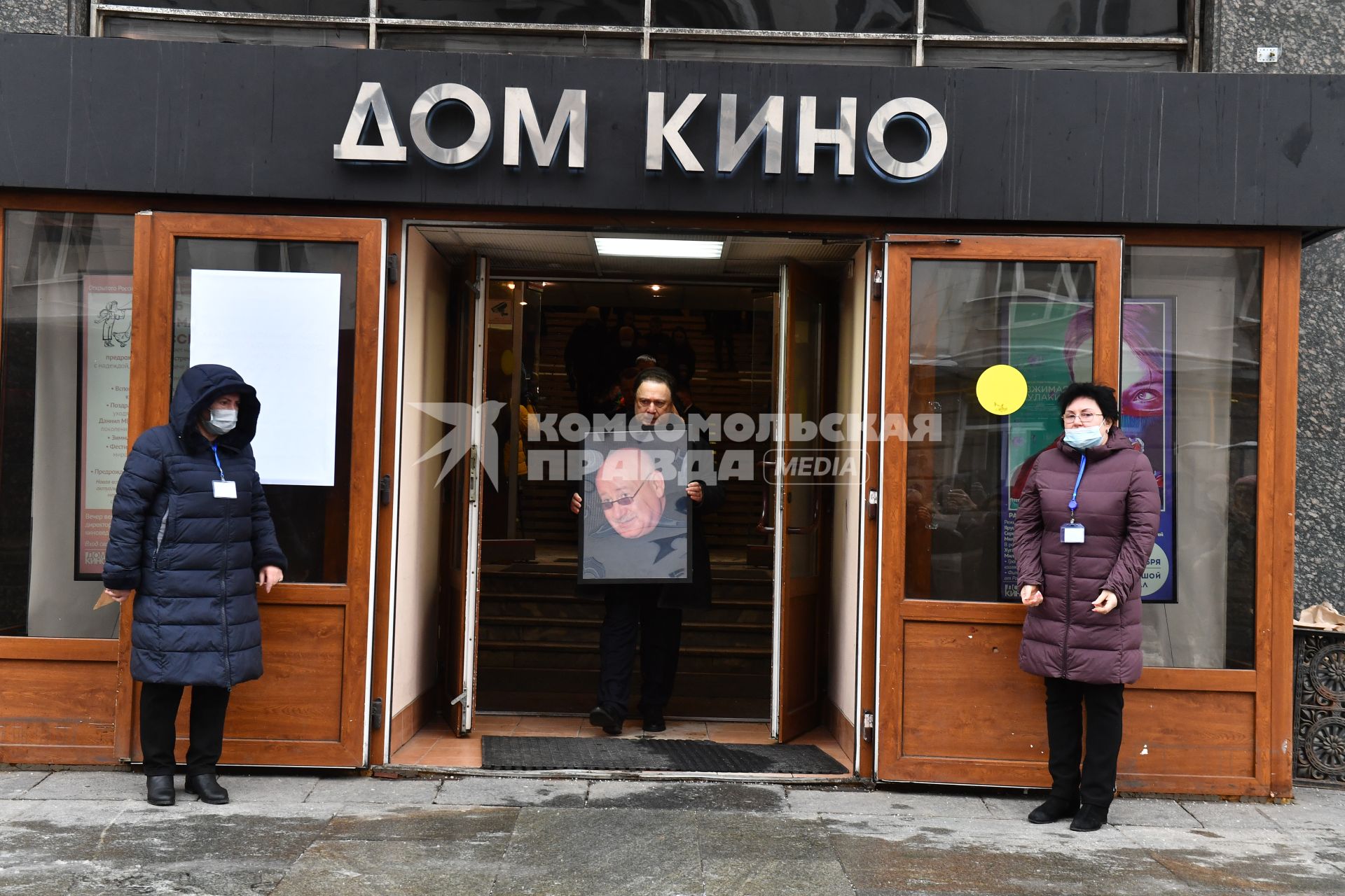 Москва. После церемонии прощания с продюсером, создателем фестиваля `Кинотавр` Марком Рудинштейном в Доме кино.