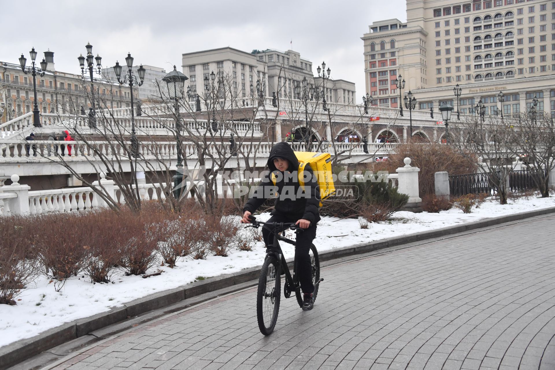 Москва. Сотрудник службы доставки на  мопеде.