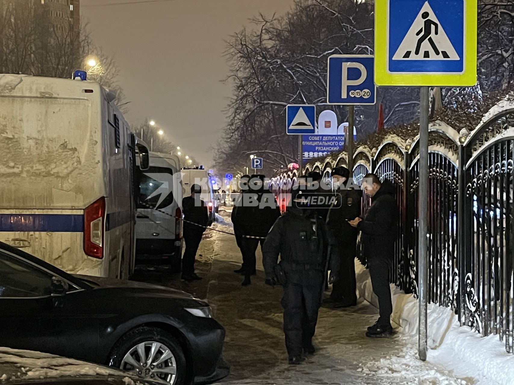 Москва. Полицейское оцепление у здания МФЦ `Рязанский`, где сегодня подполковник в отставке Сергей Глазов устроил стрельбу и убил двух человек.