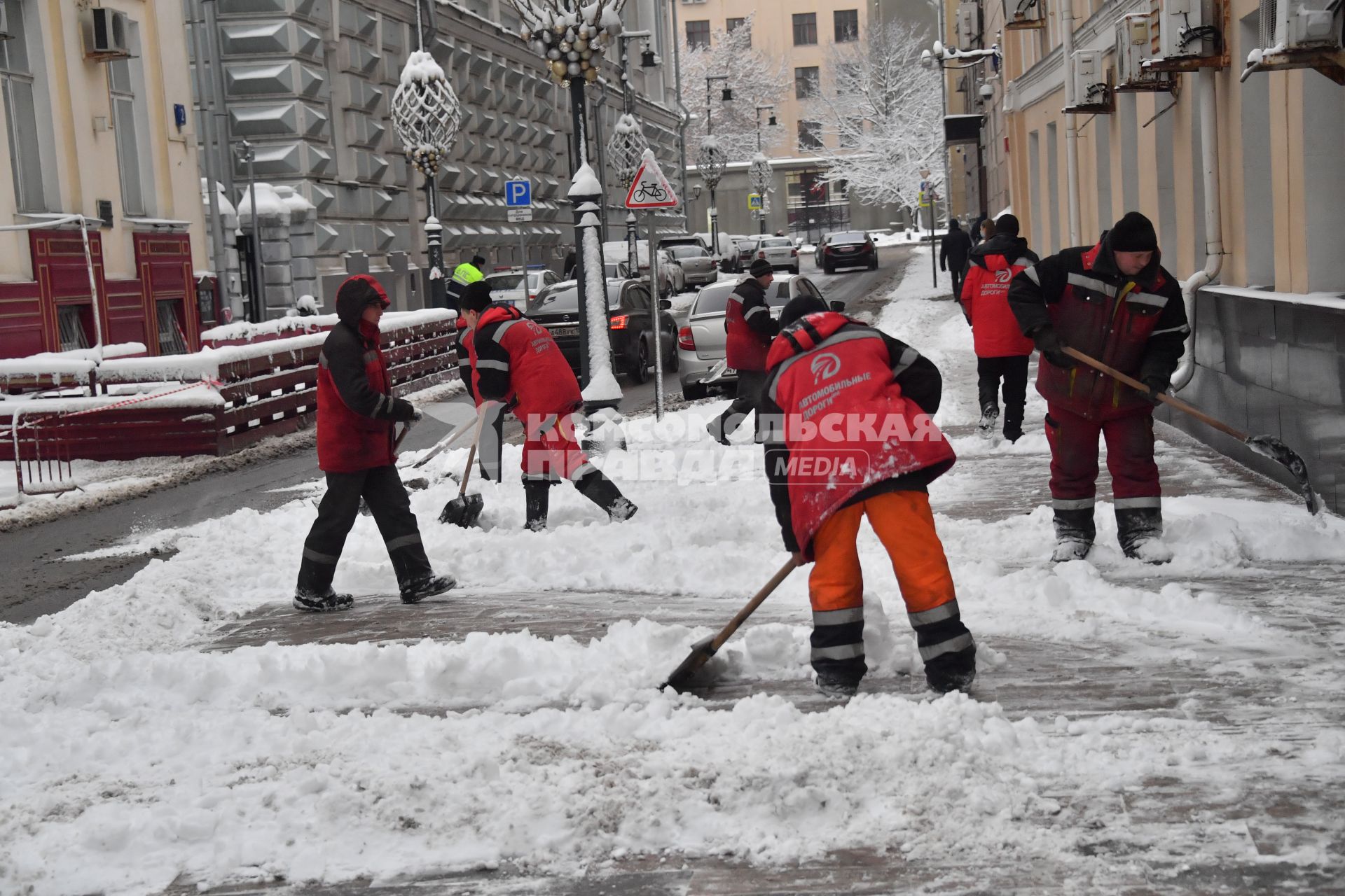 Москва. Коммунальщики убирают снег на улице.