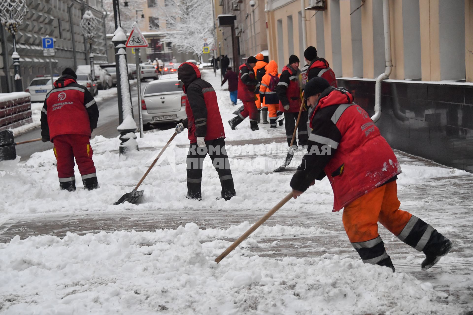 Москва. Коммунальщики убирают снег на улице.