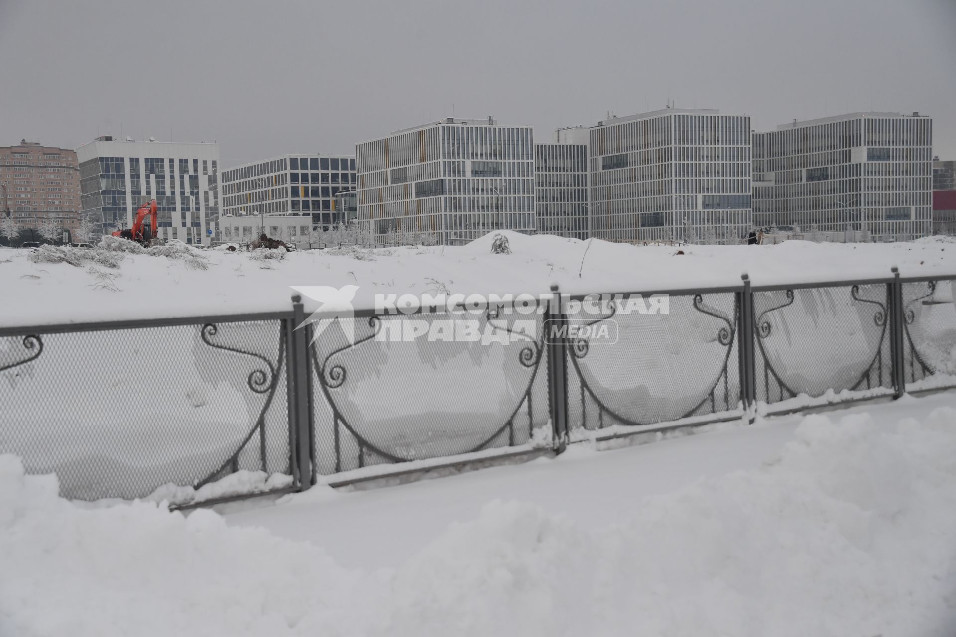 Москва. Вид на корпуса Многопрофильного медицинского центра `Новомосковский` в Коммунарке (филиал ГБУЗ `ГКБ № 40`).