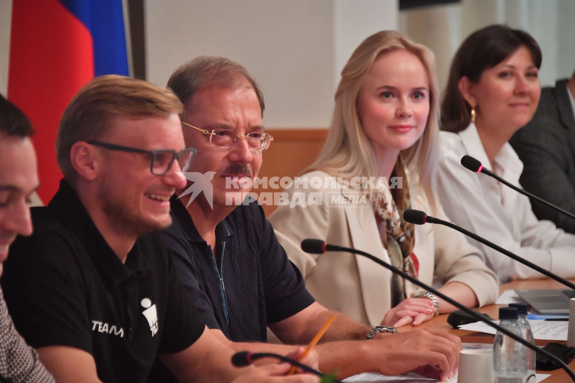 Москва. Руководитель аппарата Комитета Государственно Думы по физической культуре, спорту, туризму и делам молодежи Александр Котов, председатель комитета Государственной Думы РФ по физической культуре, спорту, туризму и делам молодежи Борис Пайкин и заместитель председателя комитета по молодежной политике правительства Хабаровского края Элеонора Кавшар (слева направо) во время рабочей встречи по итогам реализации проекта `Блог-туры `Путешествуем по России` в Государственной Думе.