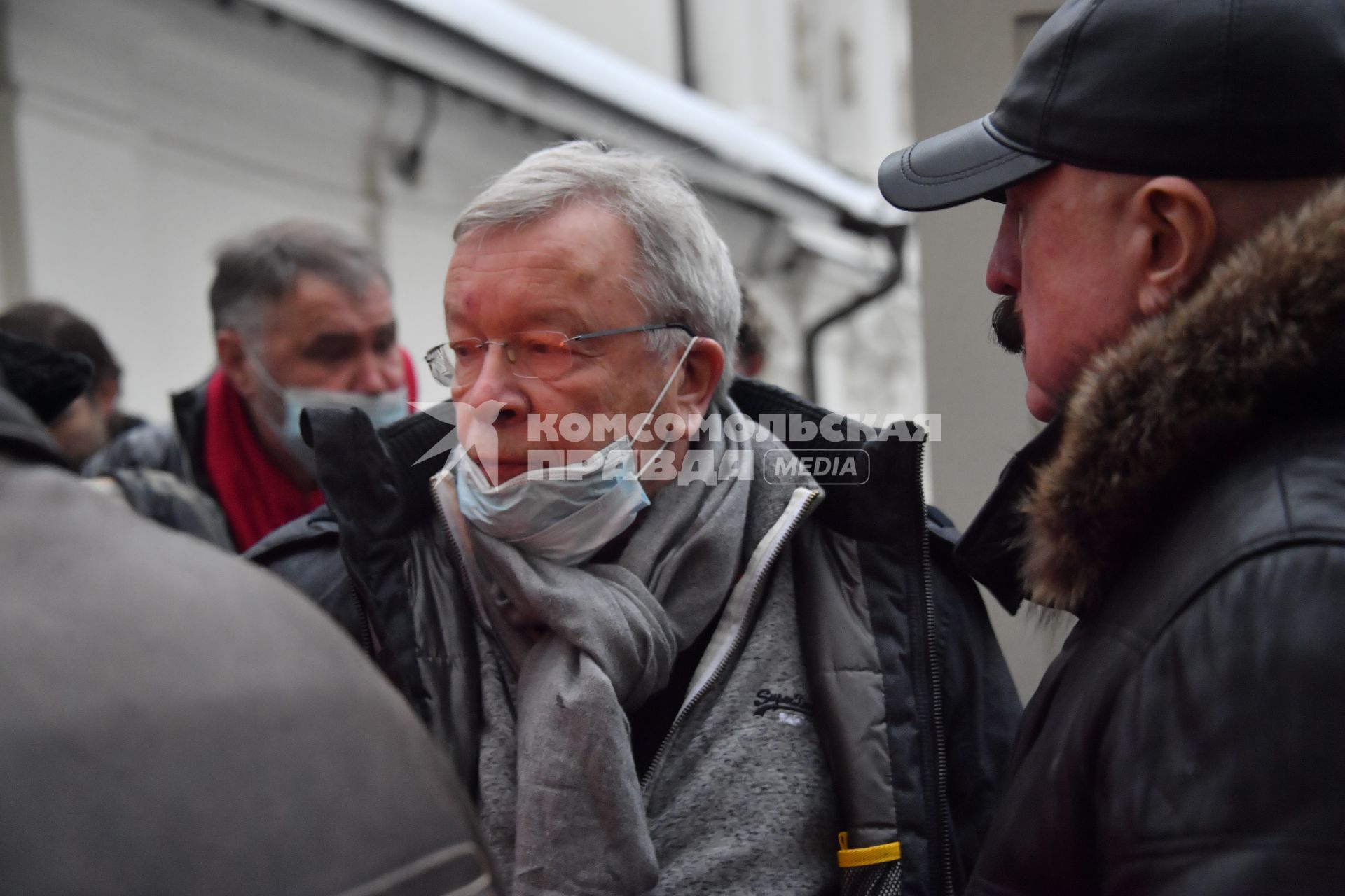 Москва.   Писатель Виктор Ерофеев у церкви Иоанна Богослова на Бронной, где проходит отпевание режиссера Сергея Соловьева.