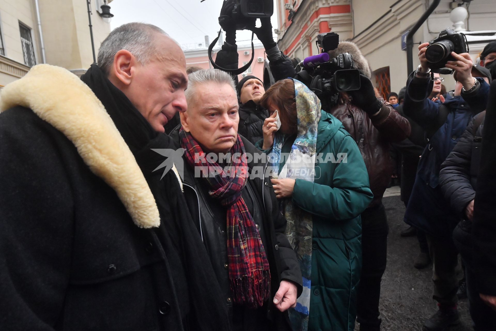 Москва.  Музыкант Сергей Рыженко ( в центре) у церкви Иоанна Богослова на Бронной, где проходит отпевание режиссера Сергея Соловьева.