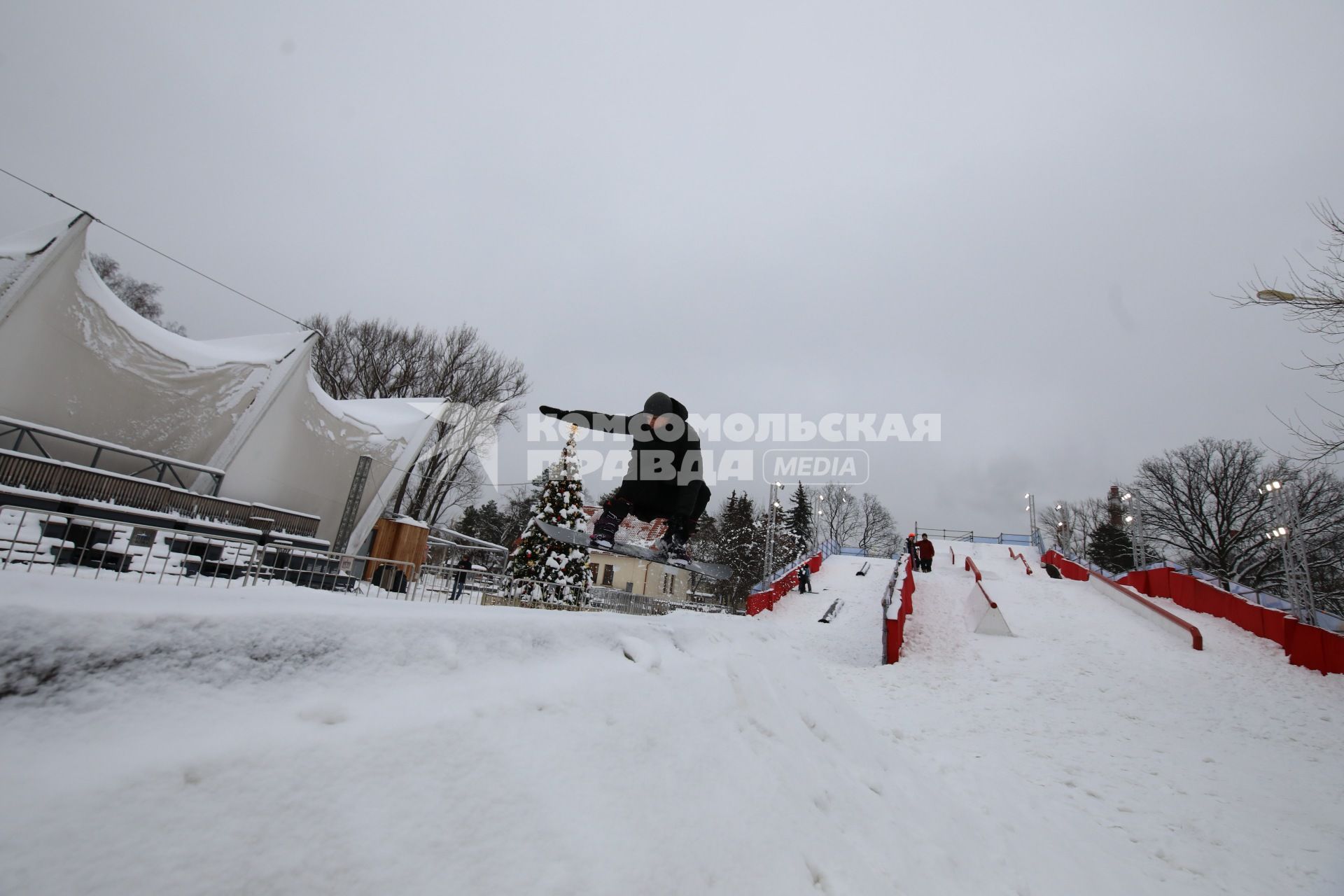 Москва. Молодой человек во время обучения основам сноубординга на ВДНХ.