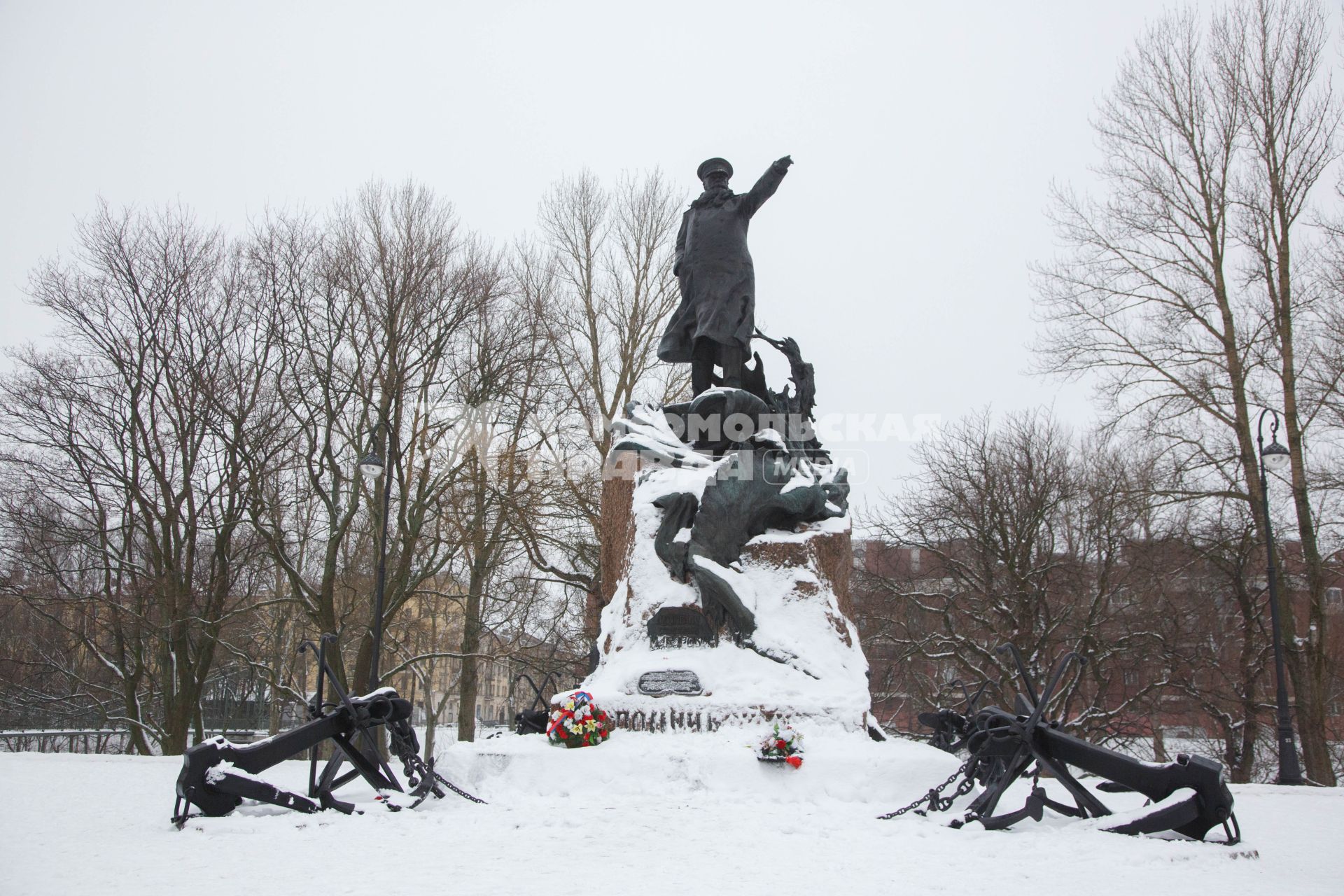 Кронштадт. Вид на памятник адмиралу С.О.Макарову зимой.