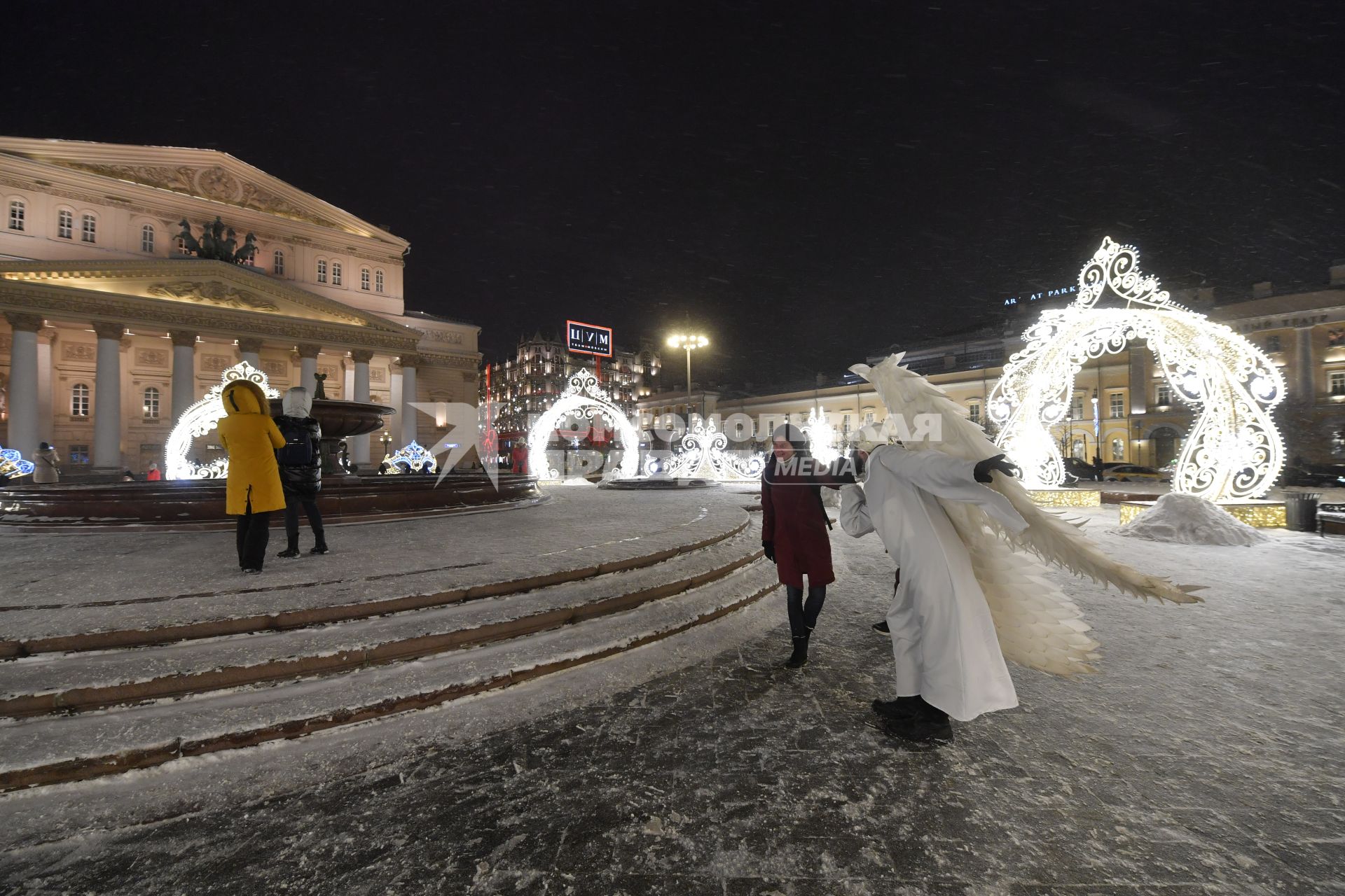 Москва.  Новогодняя иллюминация на площади Революции.