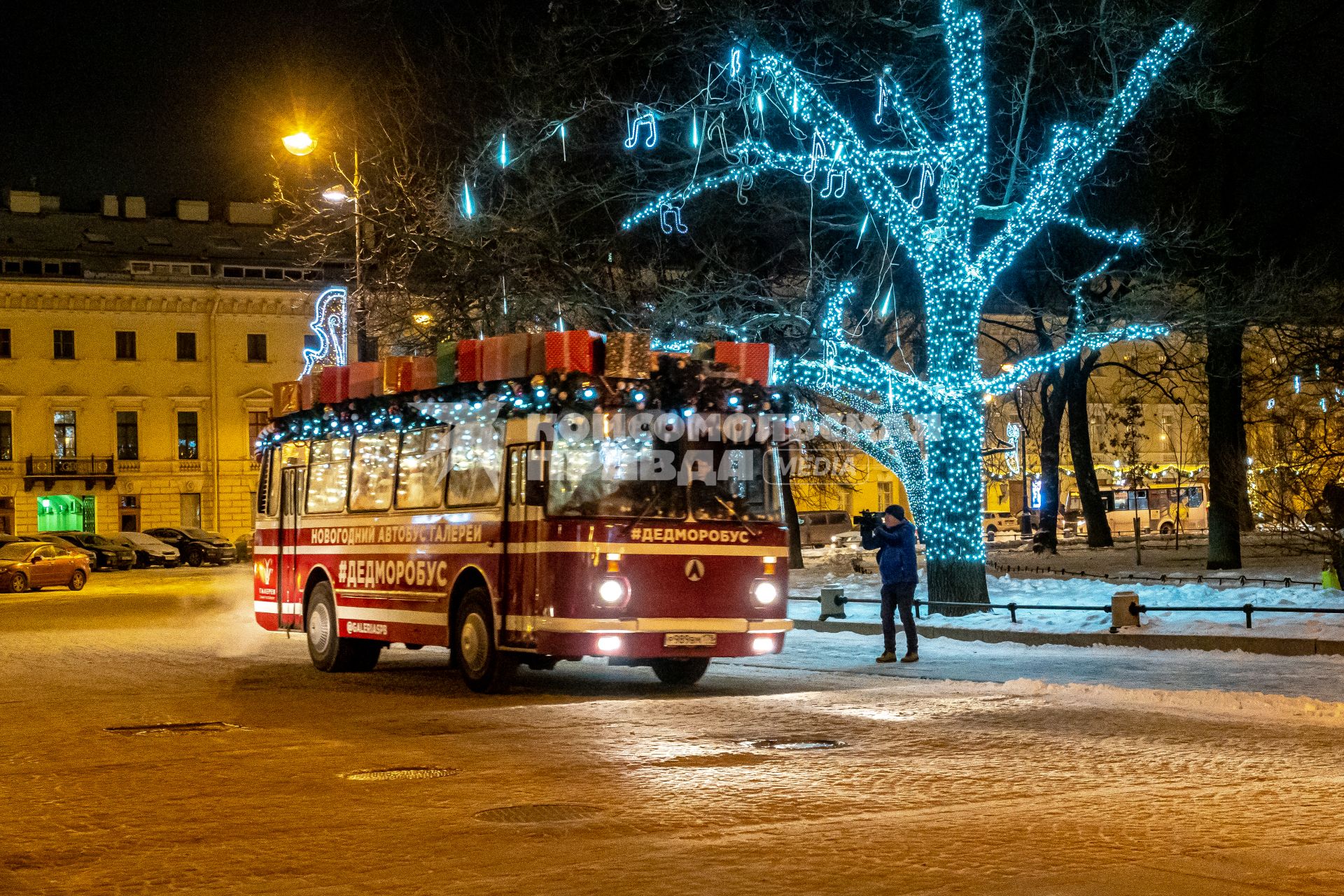 Санкт-Петербург. Новогодний автобус `ДедМоробус` с музыкантами.