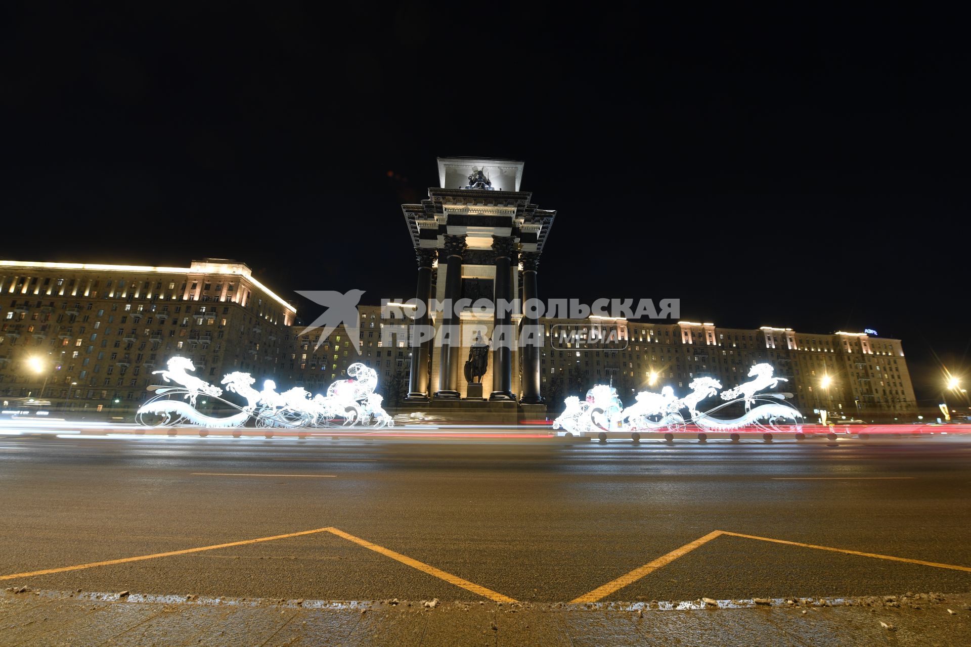 Москва.  Новогоднее оформление на Кутузовском проспекте и Триумфальная арка.