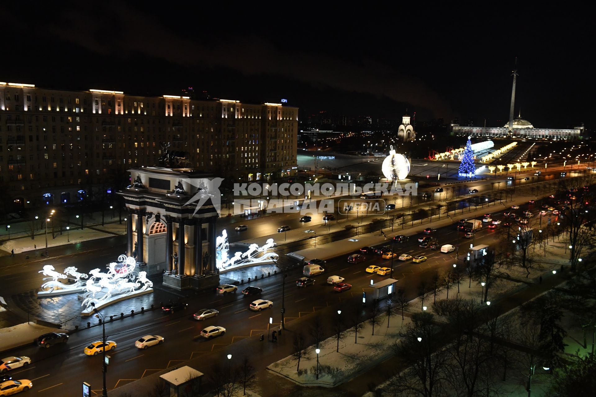 Москва.  Новогоднее оформление на Кутузовском проспекте и Триумфальная арка и Музей Победы на Поклонной горе.