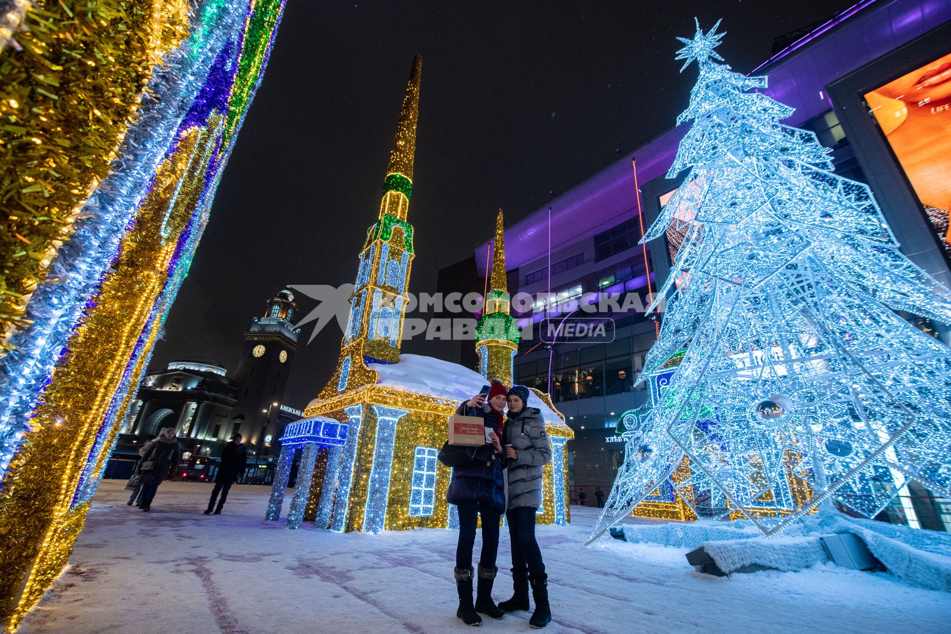 Москва. Новогоднее оформление у ТЦ `Европейский`.