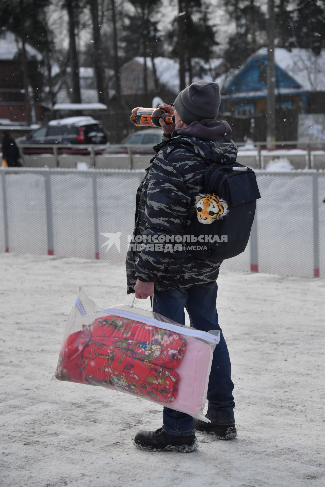 Москва.  Мужчина с покупками на улице города.