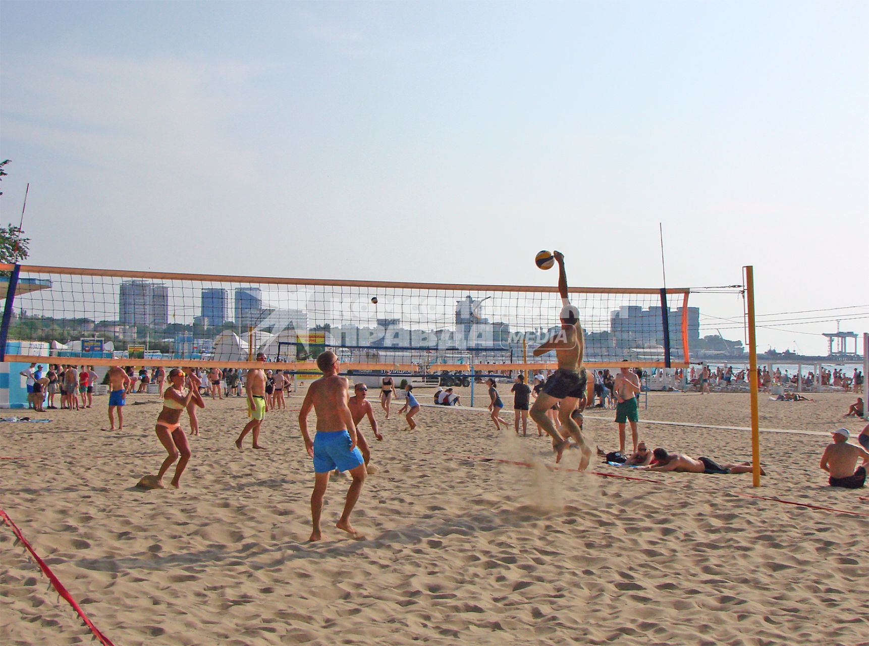Анапа. Отдыхающие играют в волейбол на центральном пляже.
