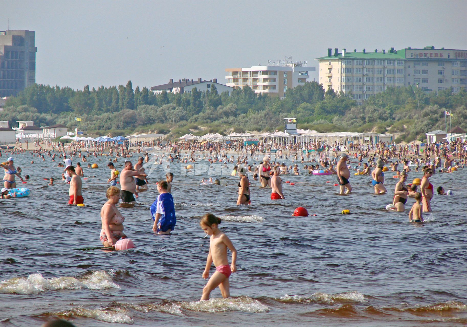 Анапа. Отдыхающие купаются в Черном море.