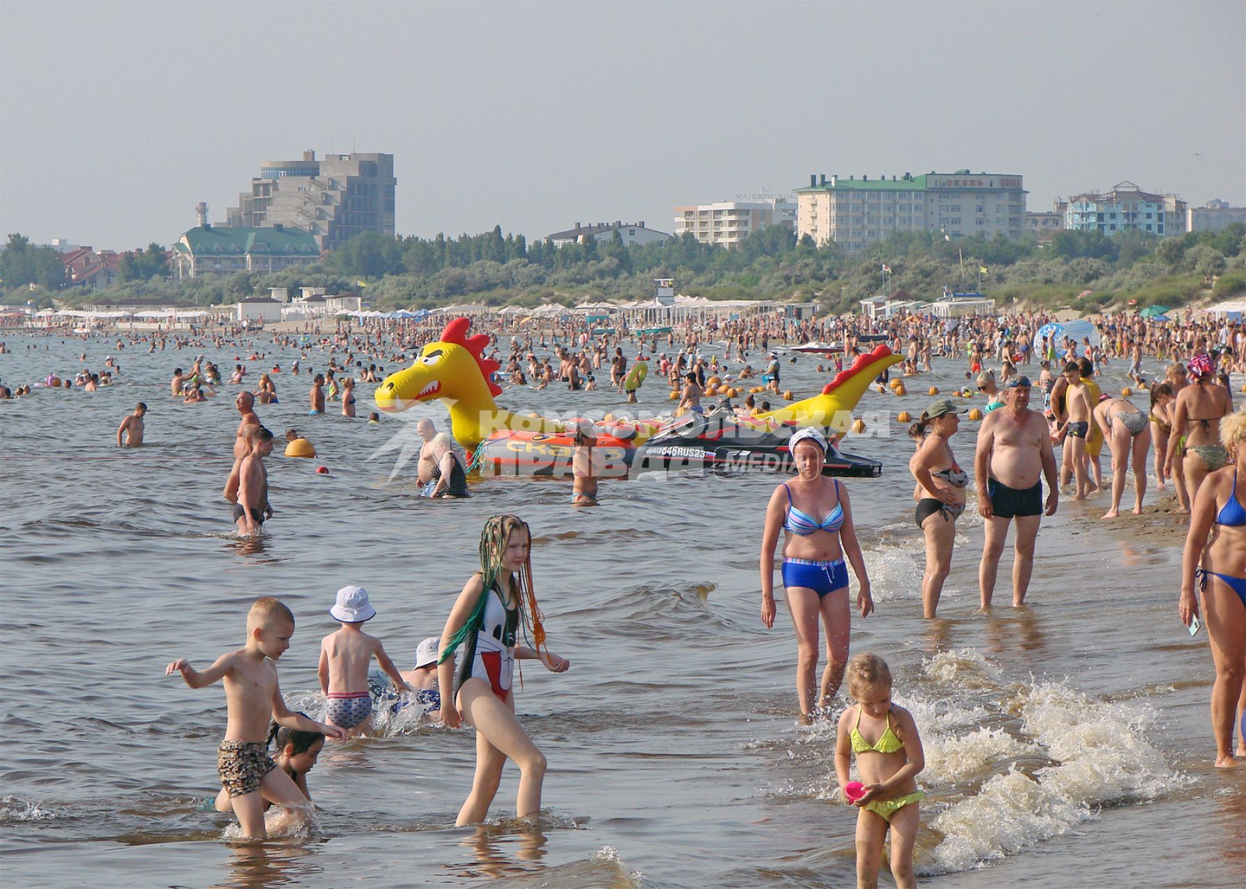 Анапа. Отдыхающие купаются в Черном море.