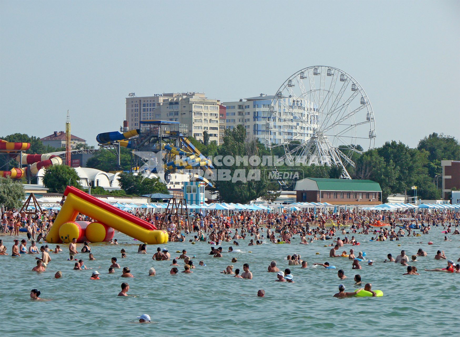 Анапа. Отдыхающие купаются в Черном море.