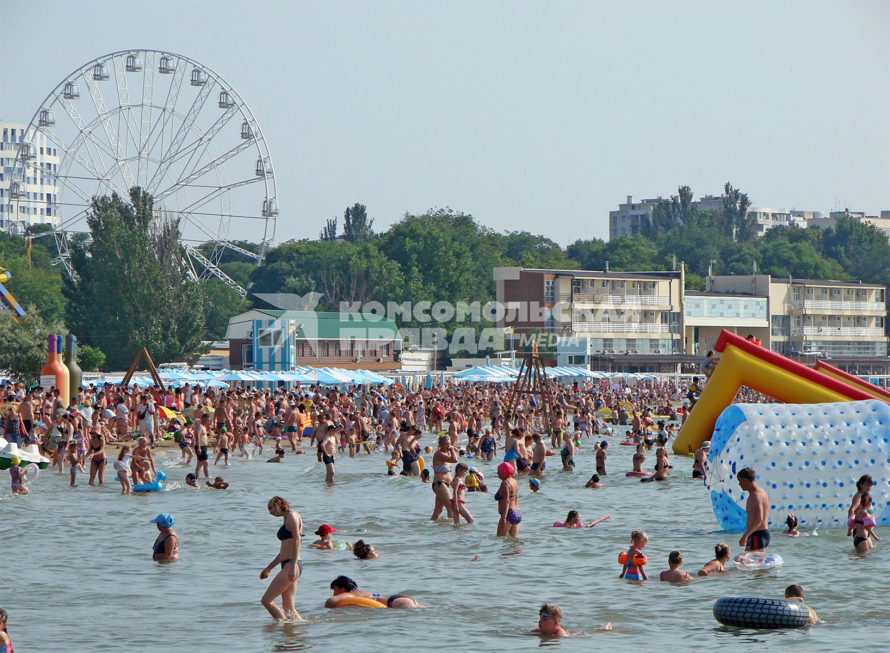 Анапа. Отдыхающие купаются в Черном море.