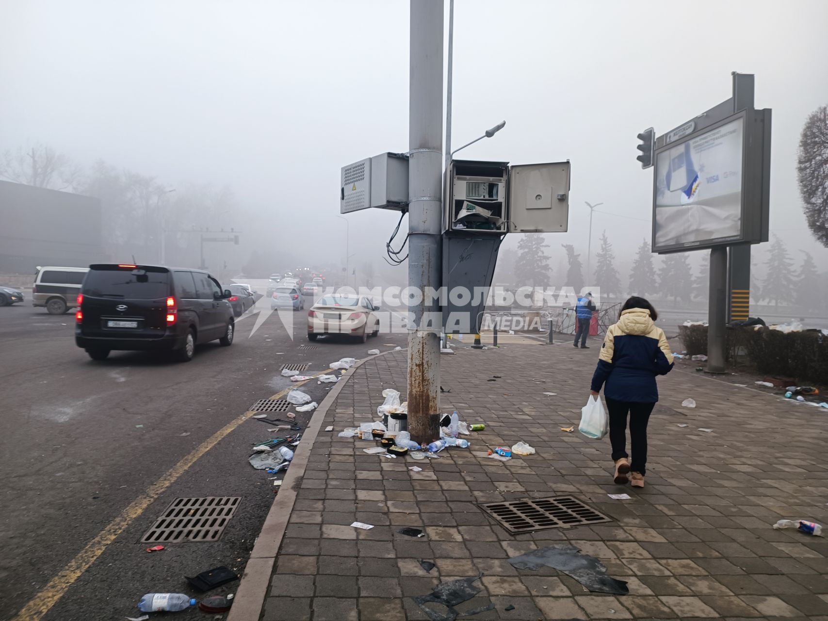 Казахстан. г.Алма-Ата. Мусор на одной из улиц города. В Казахстане прошли массовые акции протестов, вызванные ростом цен на сжиженный нефтяной газ, которые потом переросли в беспорядки и погромы.