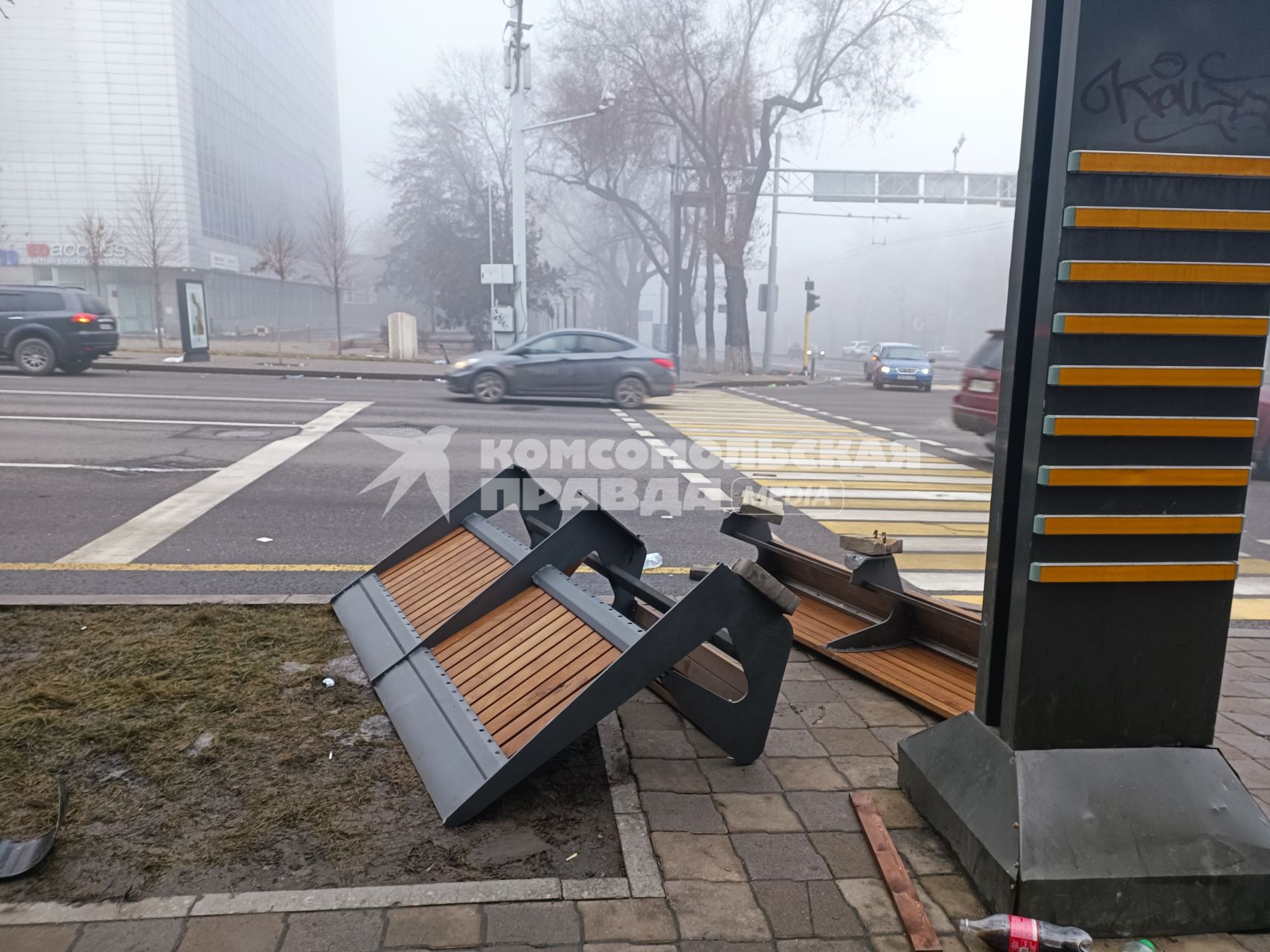 Казахстан. г.Алма-Ата. Перевернутые скамейки на одной из улиц города. В Казахстане прошли массовые акции протестов, вызванные ростом цен на сжиженный нефтяной газ, которые потом переросли в беспорядки и погромы.