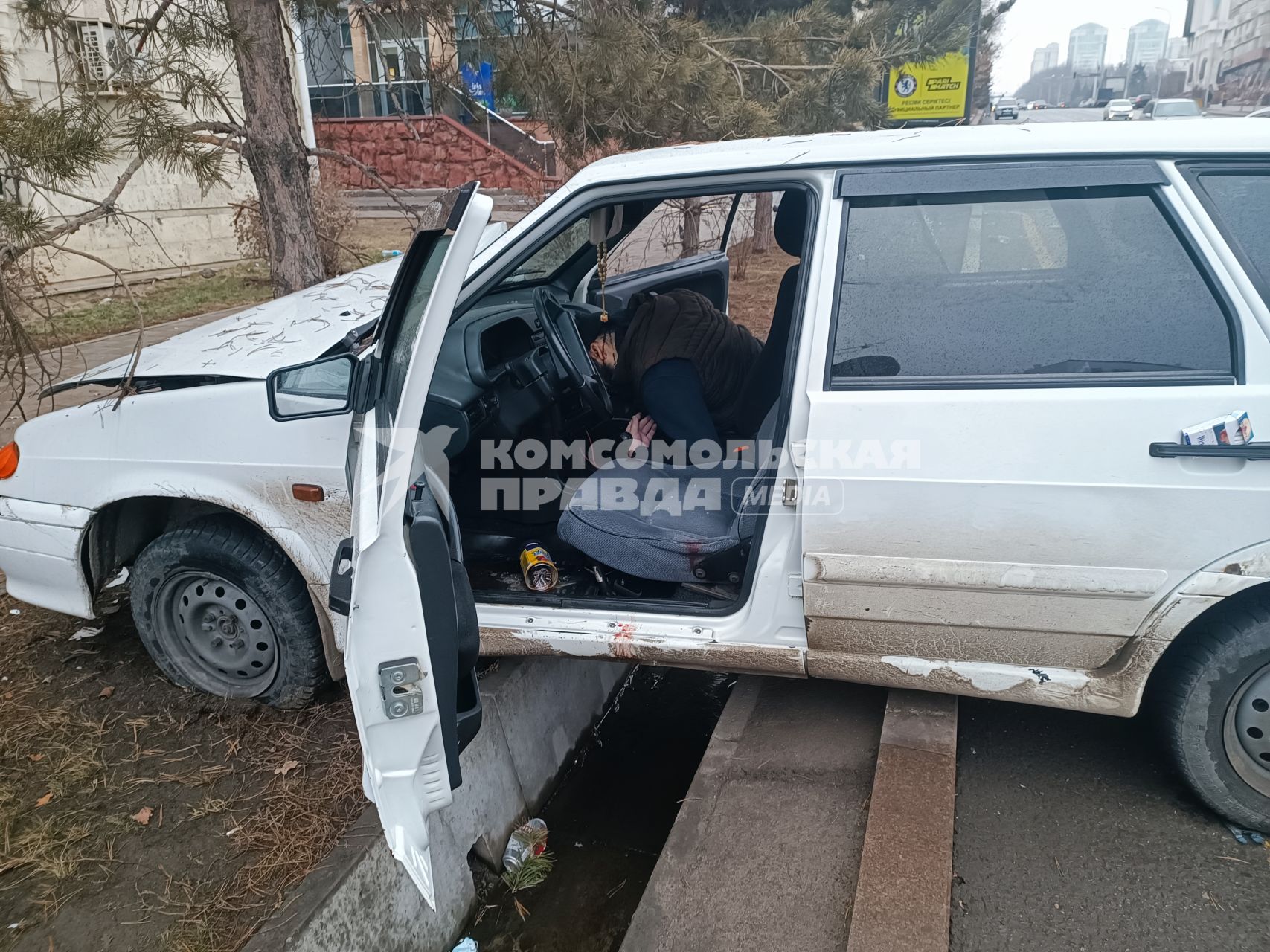 Казахстан. г.Алма-Ата. Труп в машине на одной из улиц города. В Казахстане прошли массовые акции протестов, вызванные ростом цен на сжиженный нефтяной газ, которые потом переросли в беспорядки и погромы.