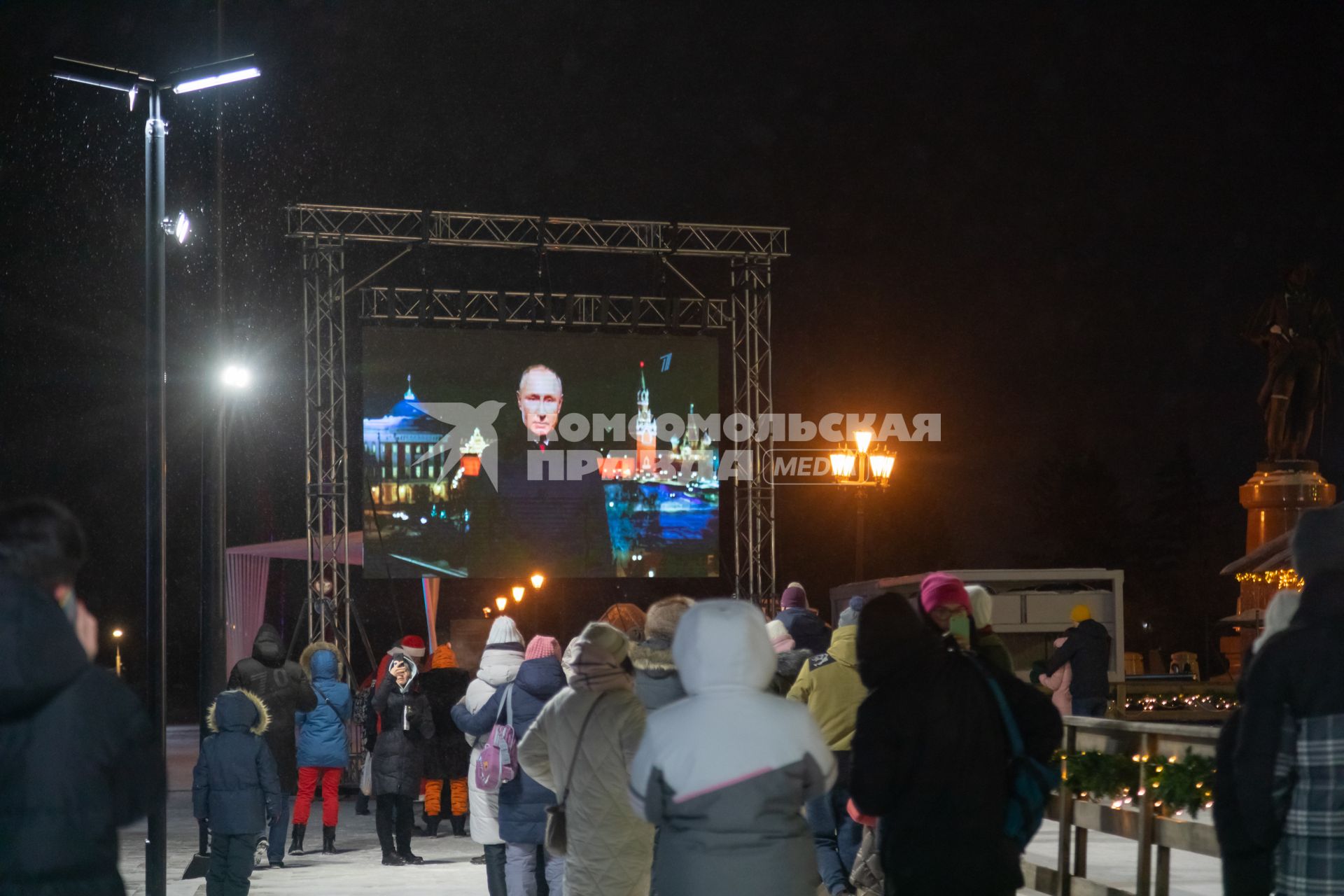 Красноярск. Люди смотрят трансляцию новогоднего обращения президента РФ Владимира Путина во время празднования Нового 2022 года.