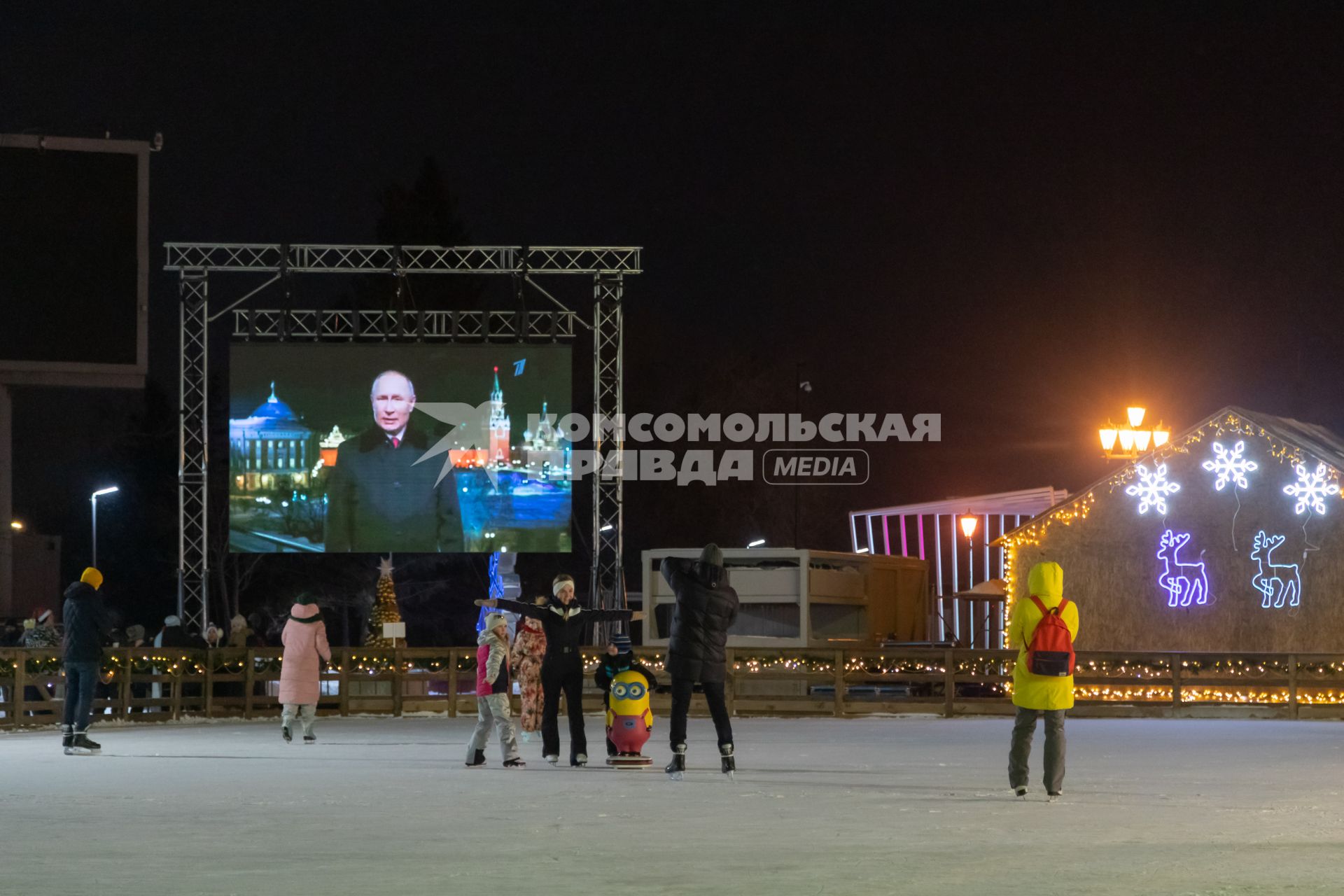 Красноярск. Люди смотрят трансляцию новогоднего обращения президента РФ Владимира Путина во время празднования Нового 2022 года.