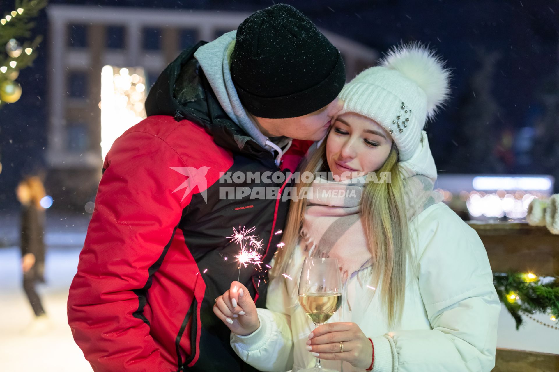 Красноярск. Молодой человек с девушкой во время празднования Нового года.