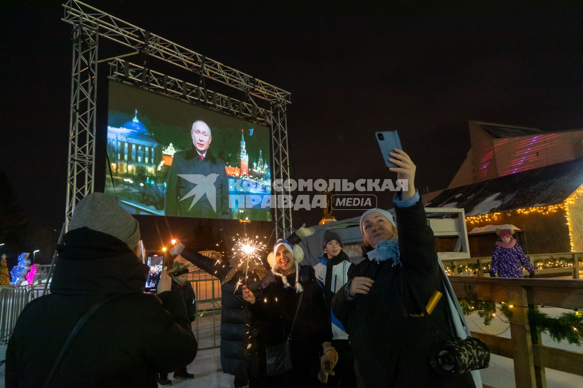 Красноярск. Люди смотрят трансляцию новогоднего обращения президента РФ Владимира Путина во время празднования Нового 2022 года.