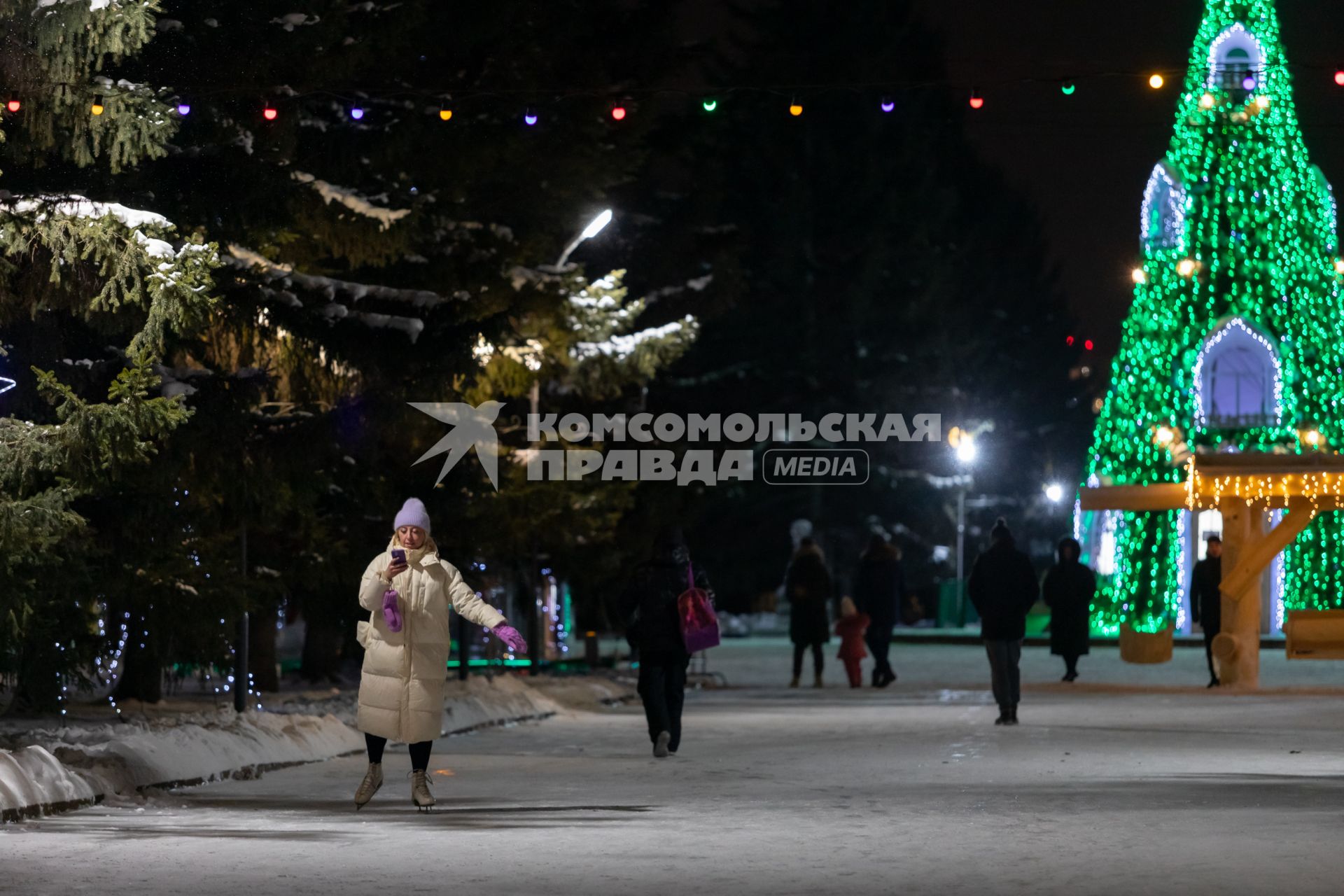 Красноярск. Люди катаются на катке во время встречи Нового 2022 года.