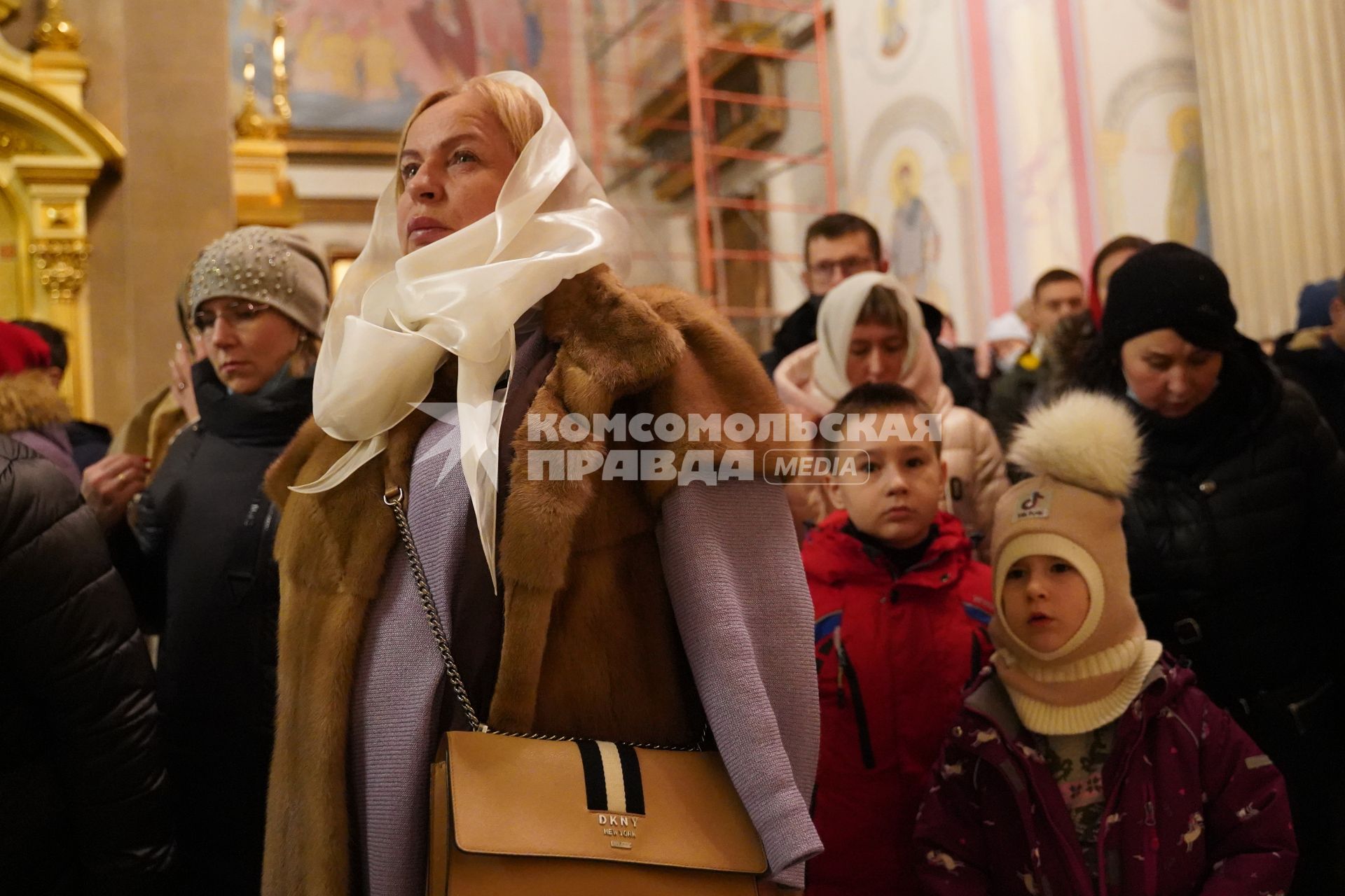 Самара.  Прихожане во время ночной Рождественской службы.