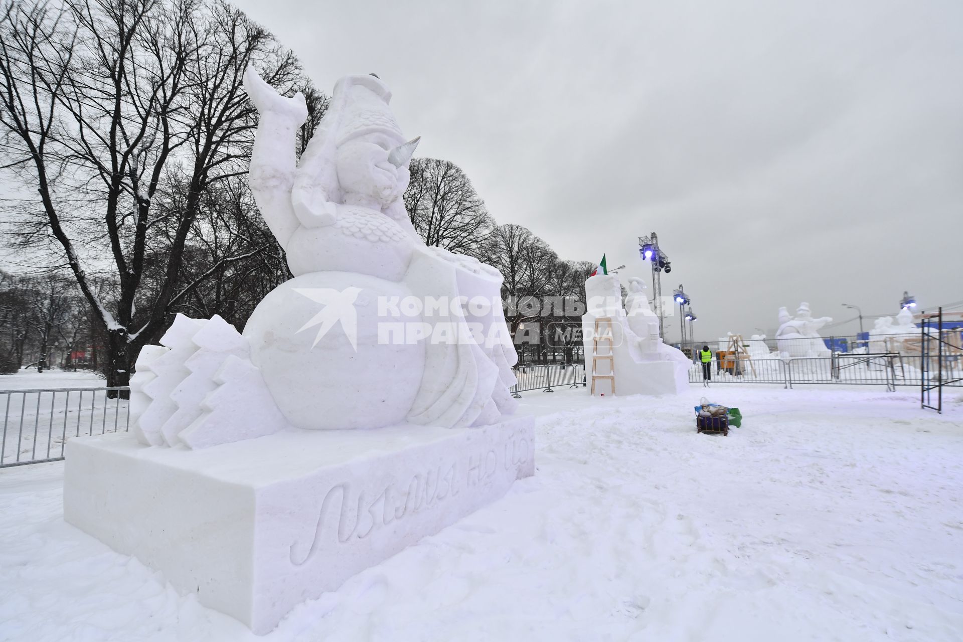 Москва.   Снежные скульптуры на фестивале `Снег и лед в Москве`.