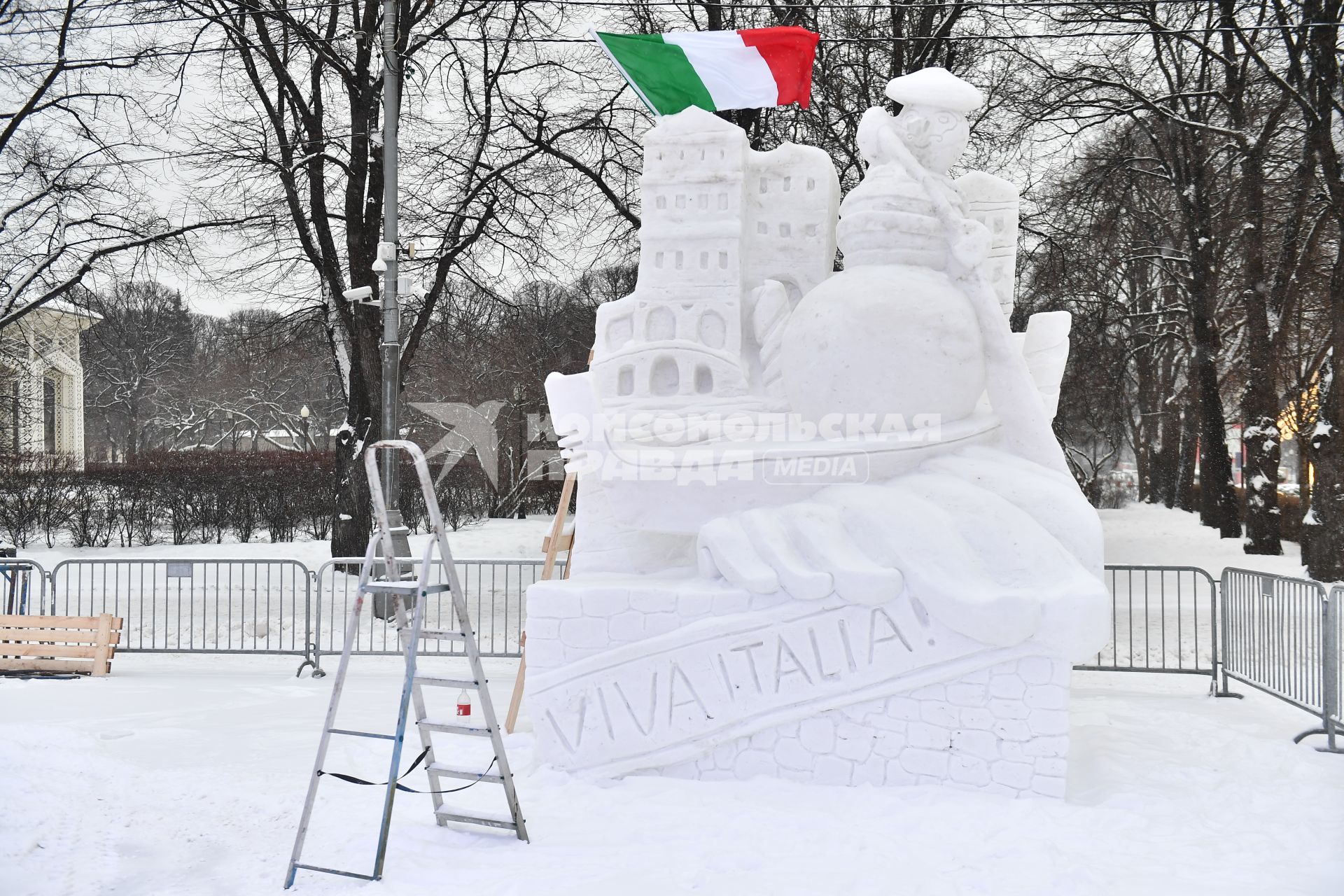 Москва.   Снежная скульптура `Viva Italia!` на фестивале `Снег и лед в Москве`.