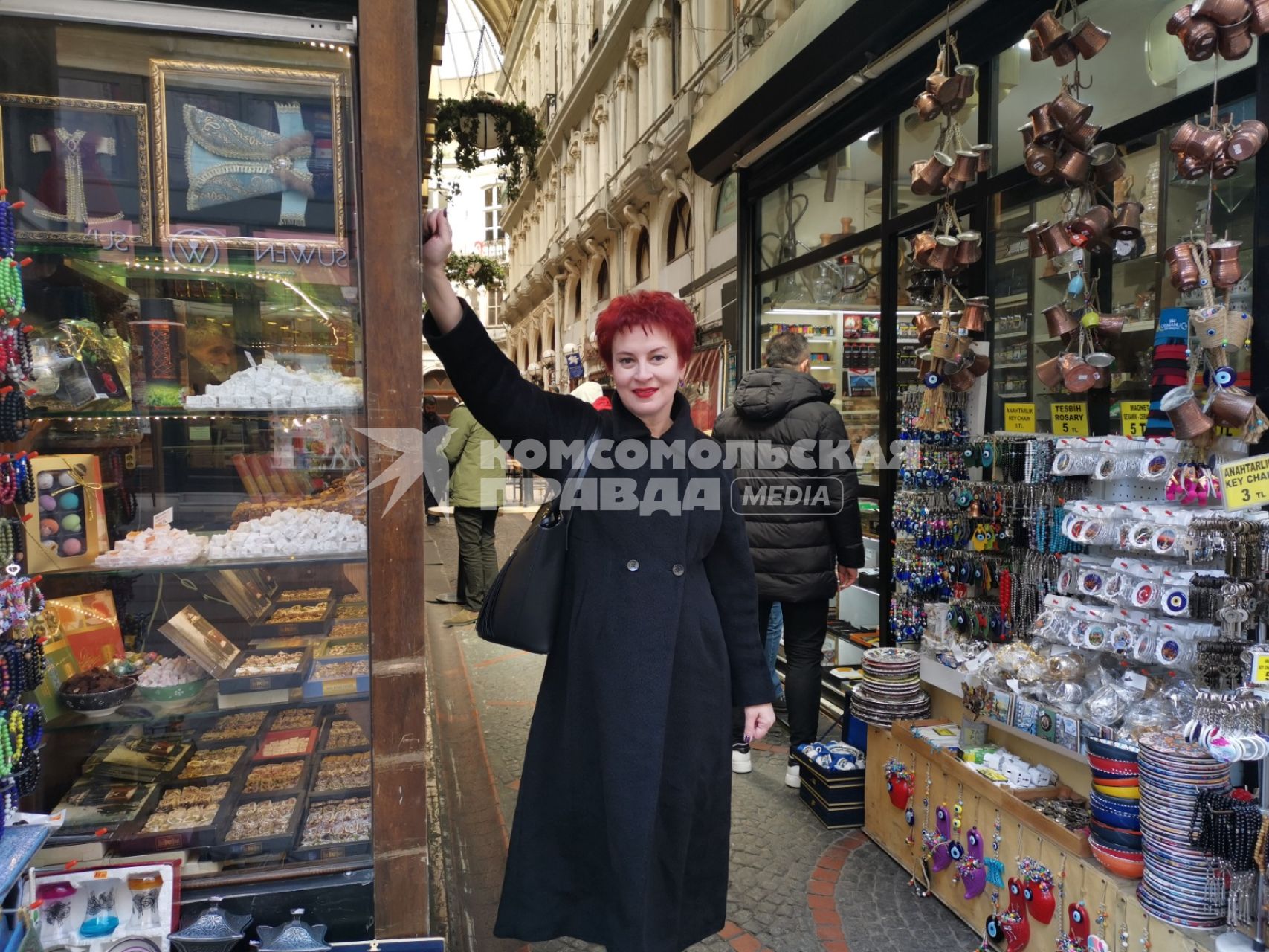 Турция. г. Стамбул. Специальный корреспондент `Комсомольской правды` Дарья Асламова на базаре.