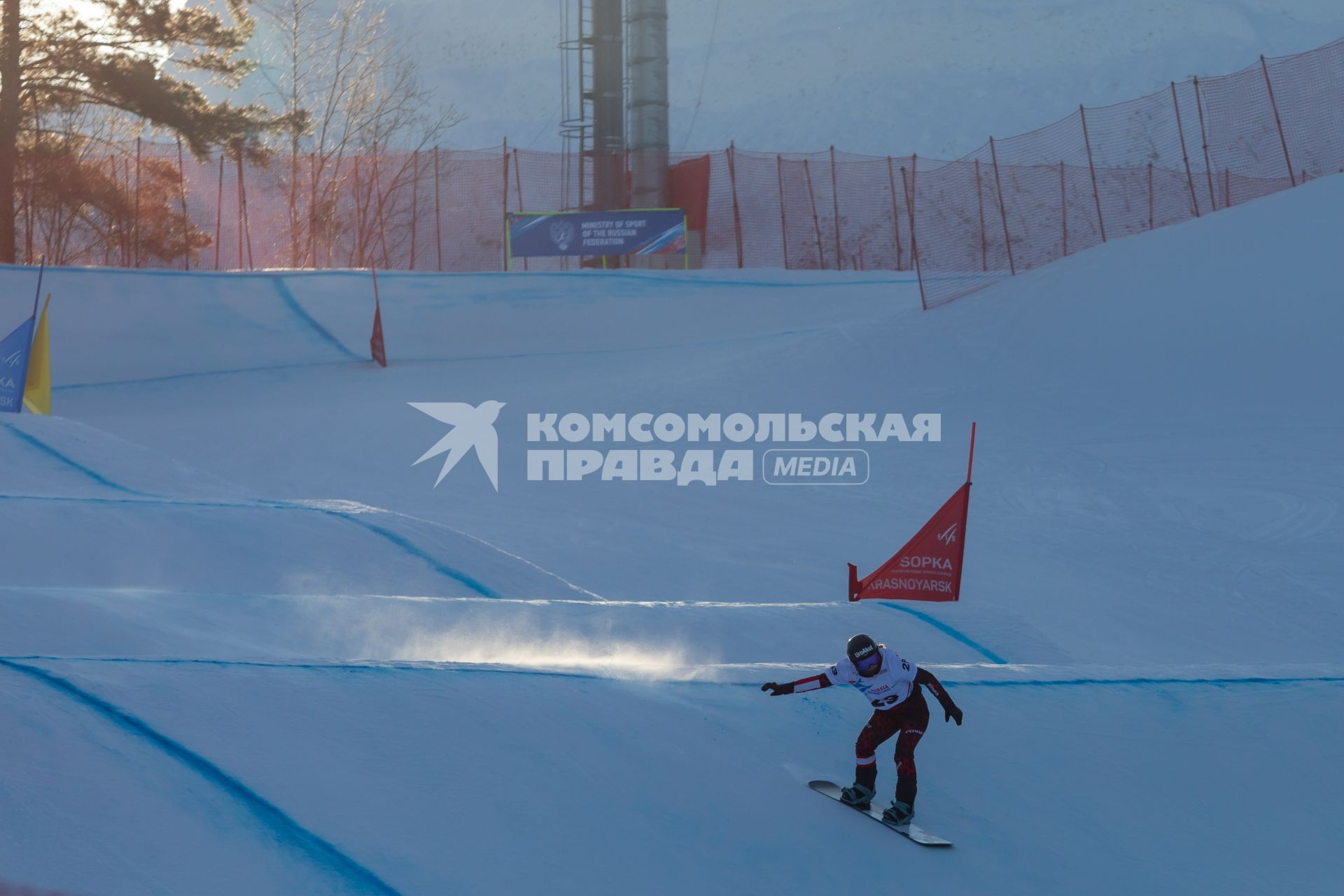 Красноярск. V этап Кубка мира по сноуборду в дисциплине `сноуборд-кросс` на трассе кластера `Сопка`.