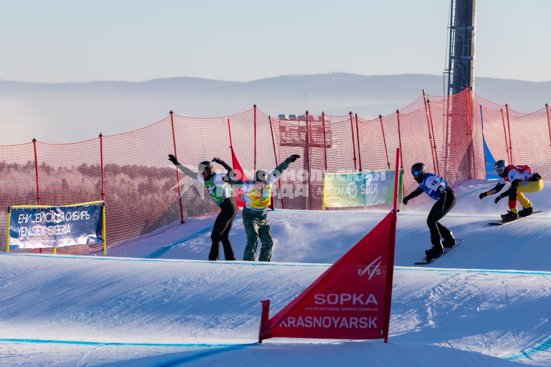 Красноярск. Спортсмены в финале соревнований на IV этапе Кубка мира по сноуборду в дисциплине сноуборд-кросс.