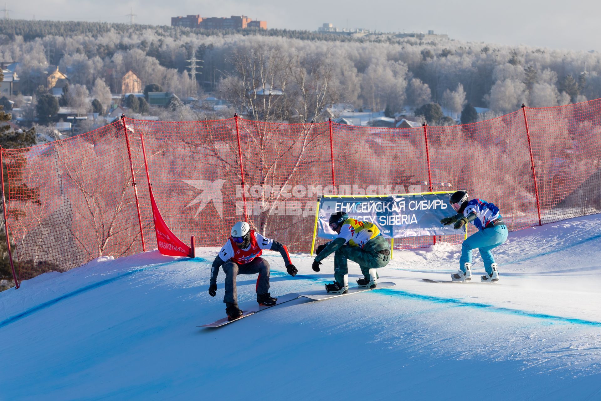 Красноярск. Спортсмены в финале соревнований на IV этапе Кубка мира по сноуборду в дисциплине сноуборд-кросс.